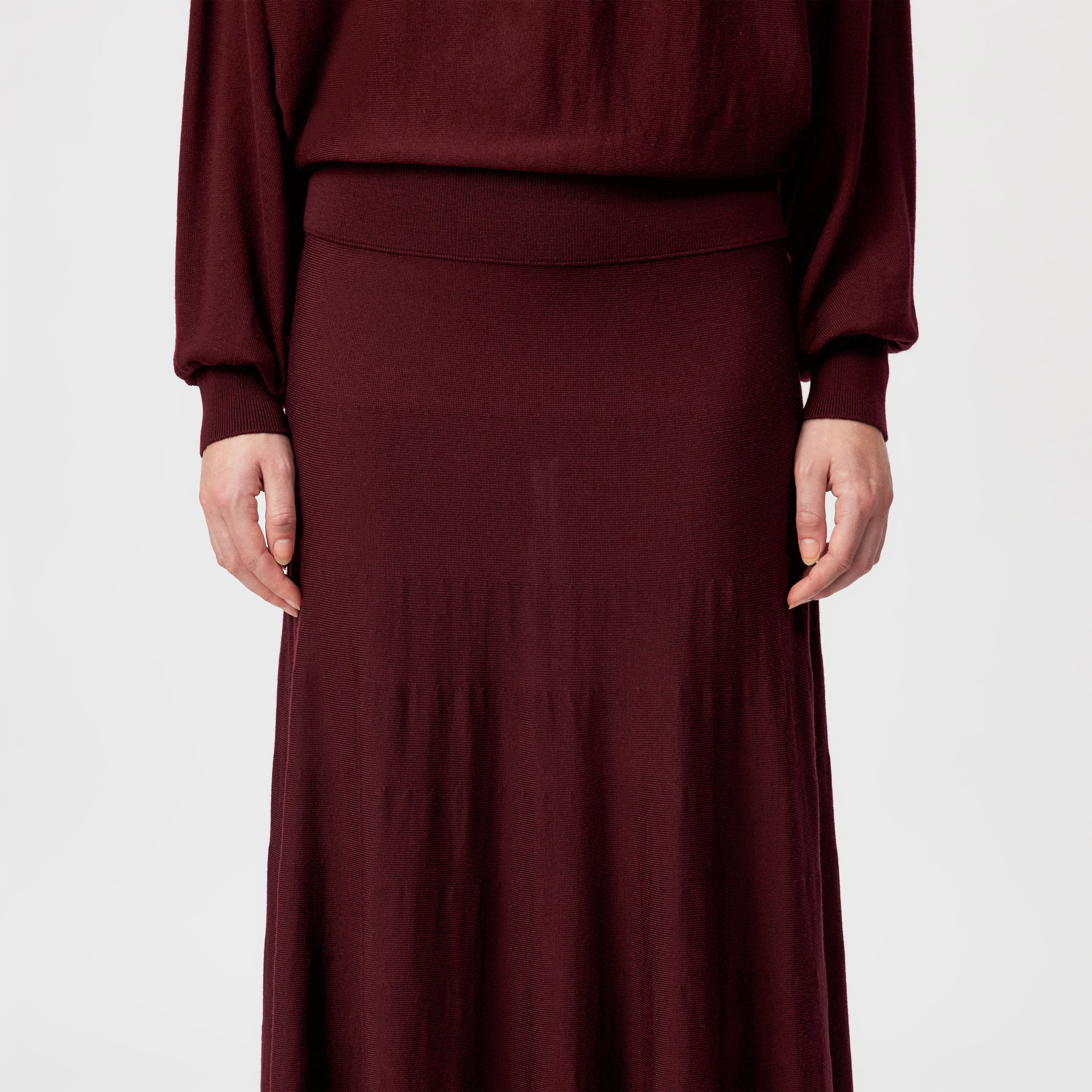 TENSYA - Flared knit skirt in 100% merino wool - women - red - Detailansicht am Model