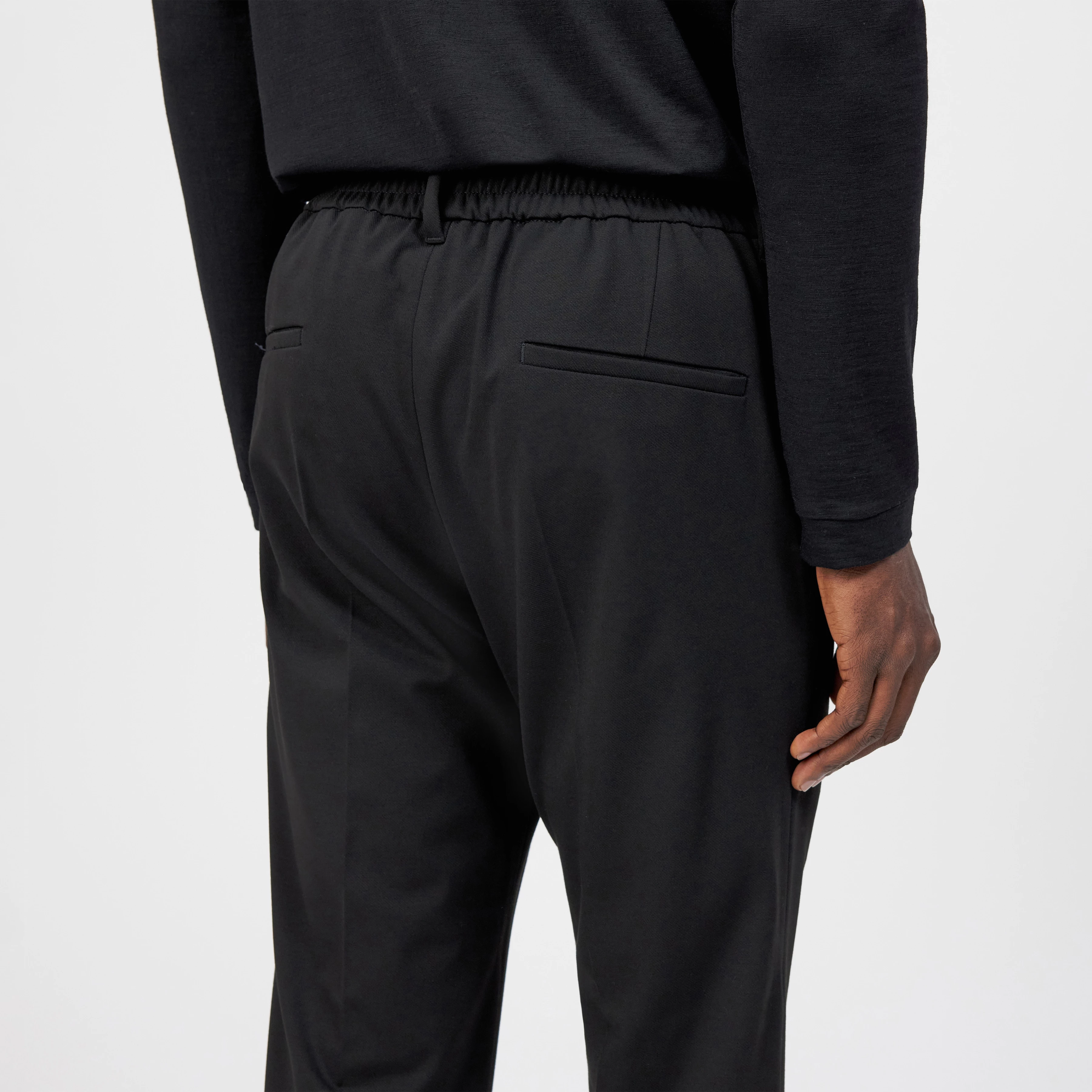 CHASY_RGLR - Casual trousers with pleats in nylon jersey - men - Natural Aluminium - Detailansicht am Model