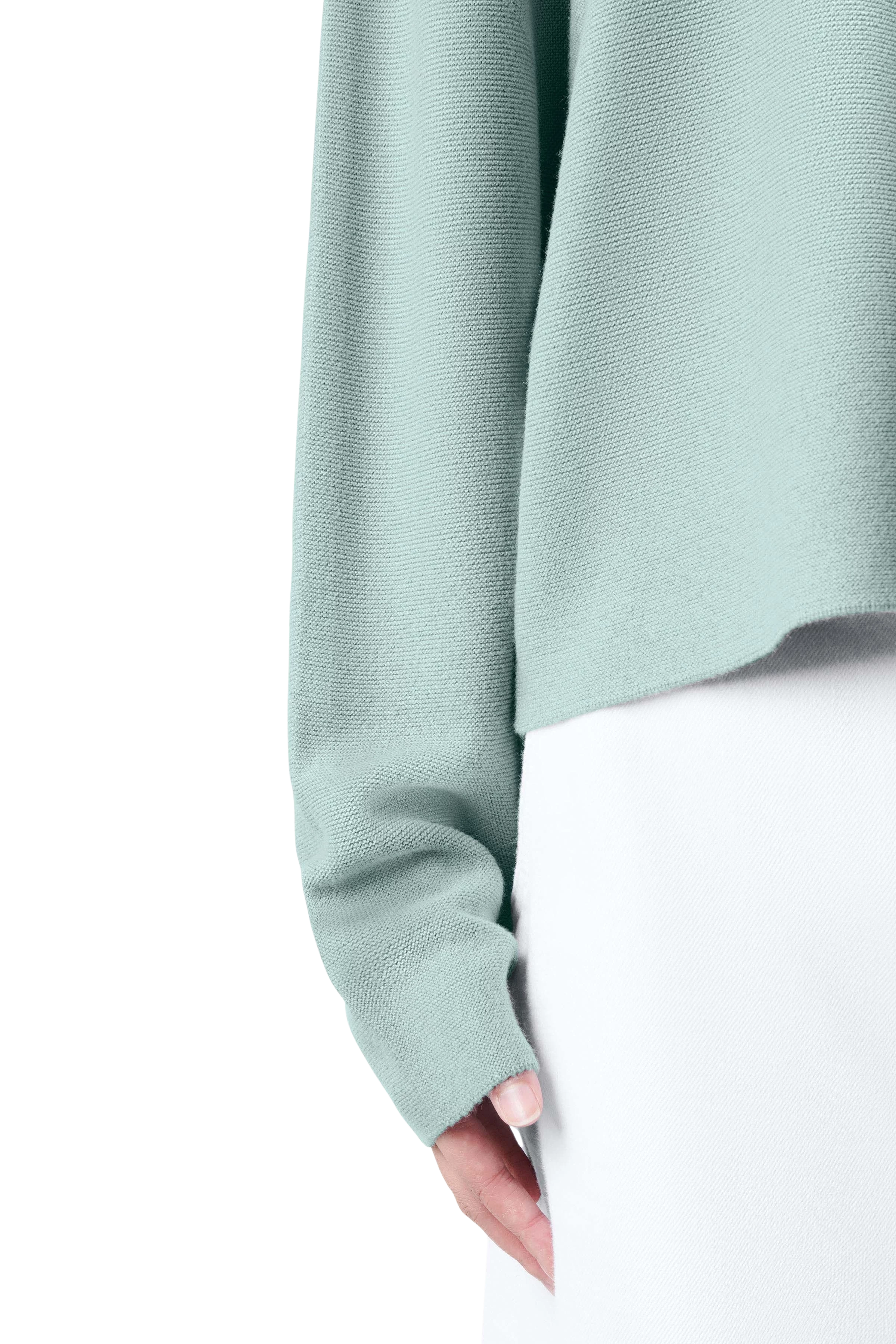 MEAMI - Vekürzter Egg-Shape Pullover in Baumwoll-Kaschmir - Damen - grün - Detailansicht am Model