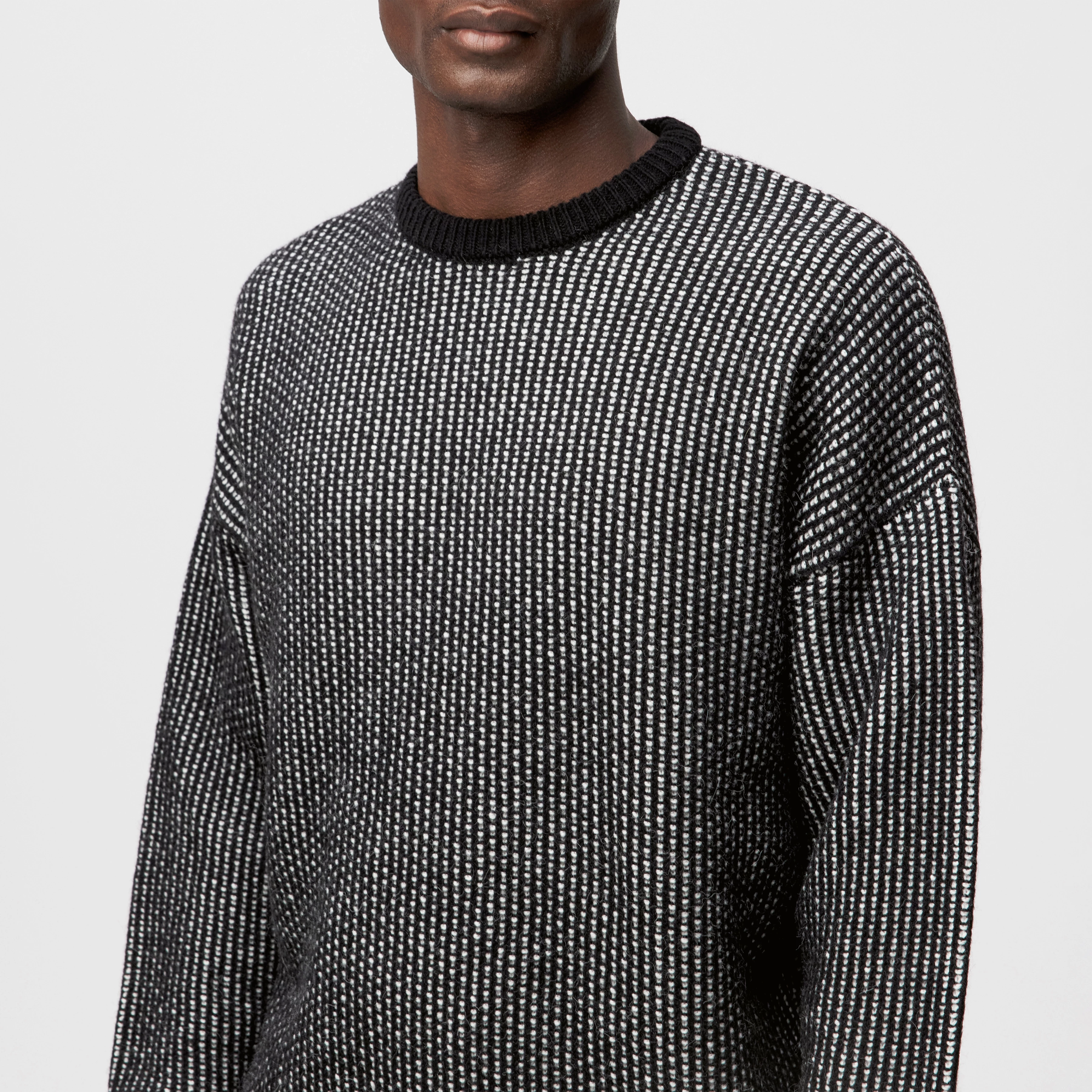NEELIO - Pullover in zweifarbigen Woll-Alpakamix - Herren - schwarz - Detailansicht am Model