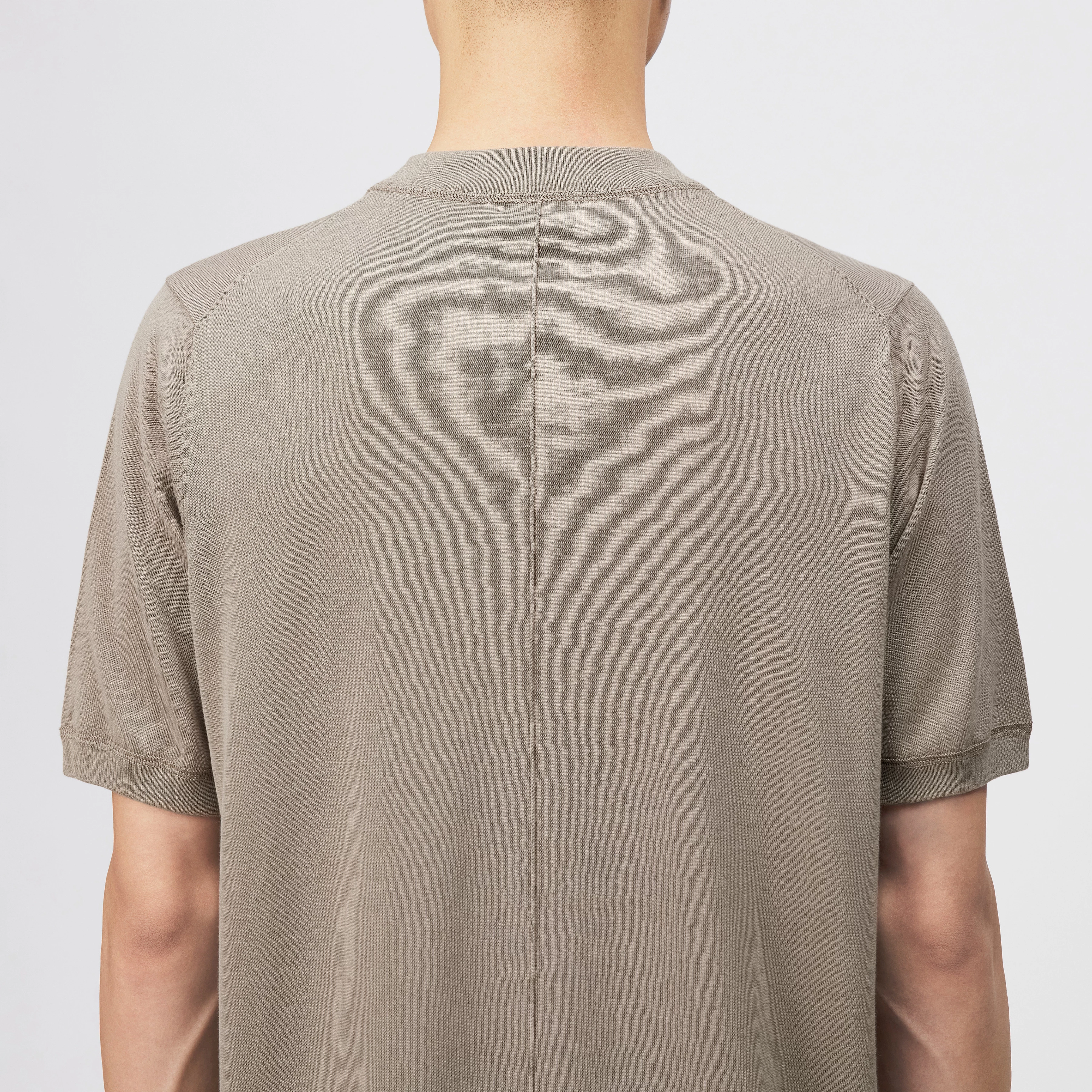 MICANO - Regular fit T-shirt in fine knit - men - beige - Detailansicht am Model