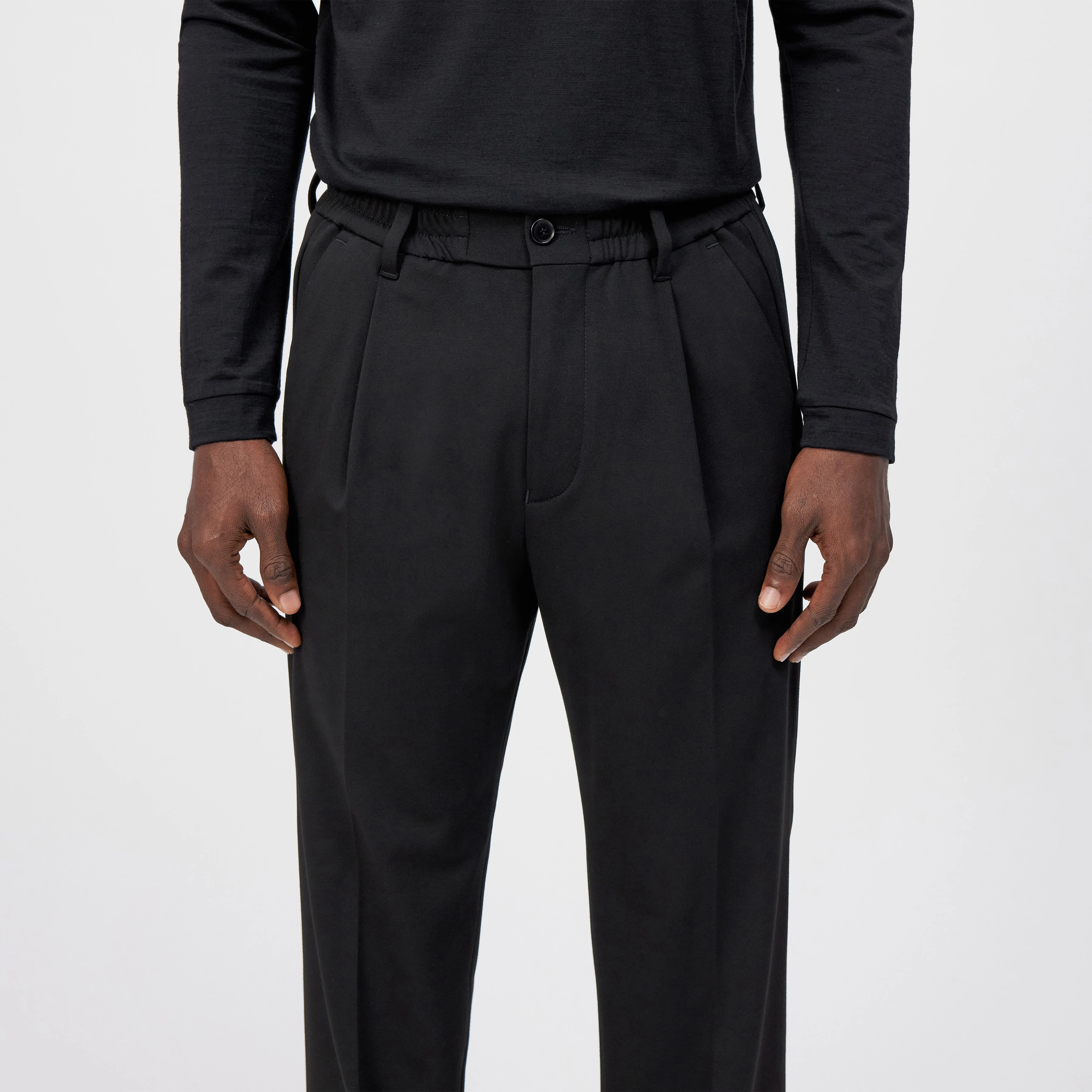 CHASY_RGLR - Casual trousers with pleats in nylon jersey - men - Natural Aluminium - Detailansicht am Model