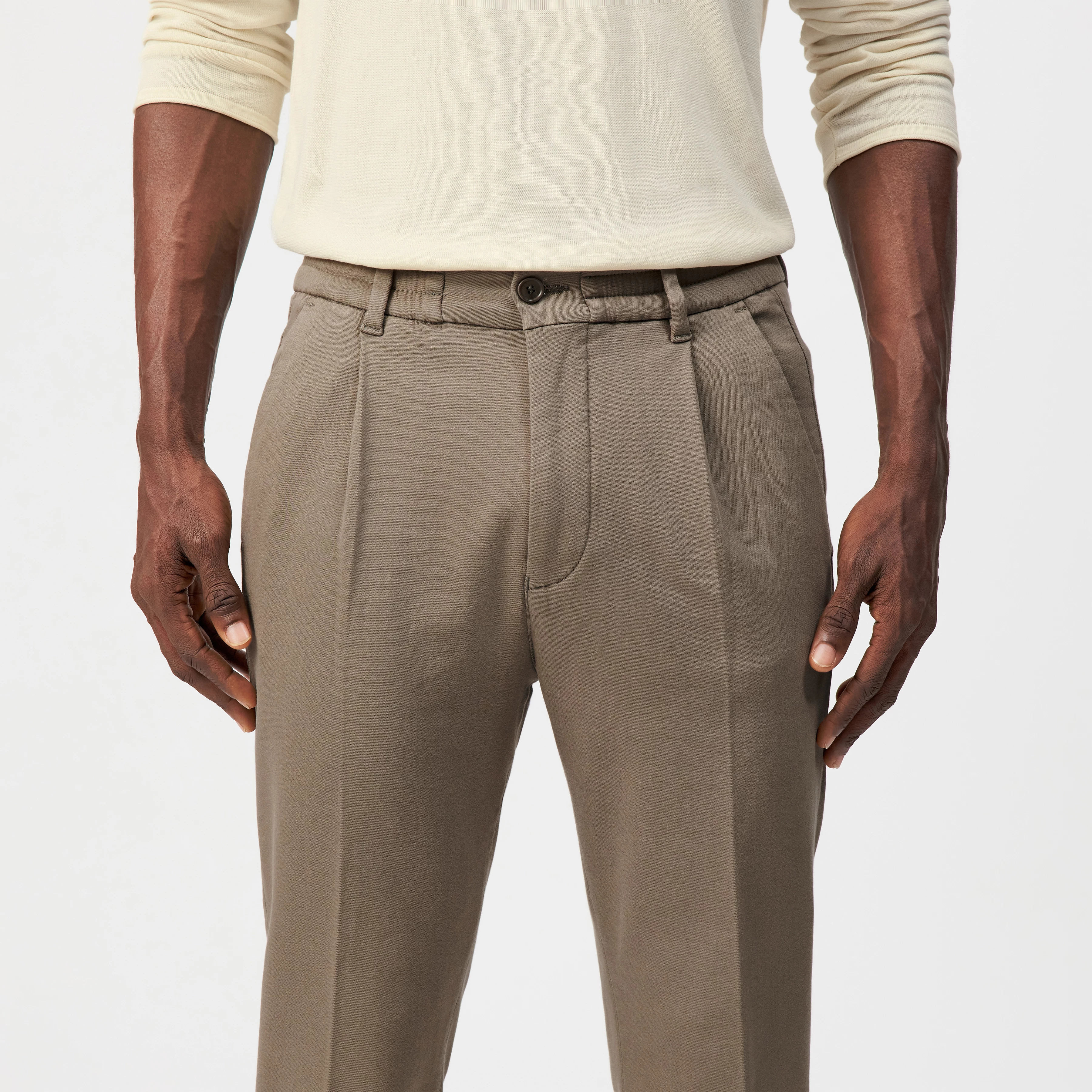 CHASY - Casual trousers with pleats in cotton viscose blend - men - brown - Detailansicht am Model