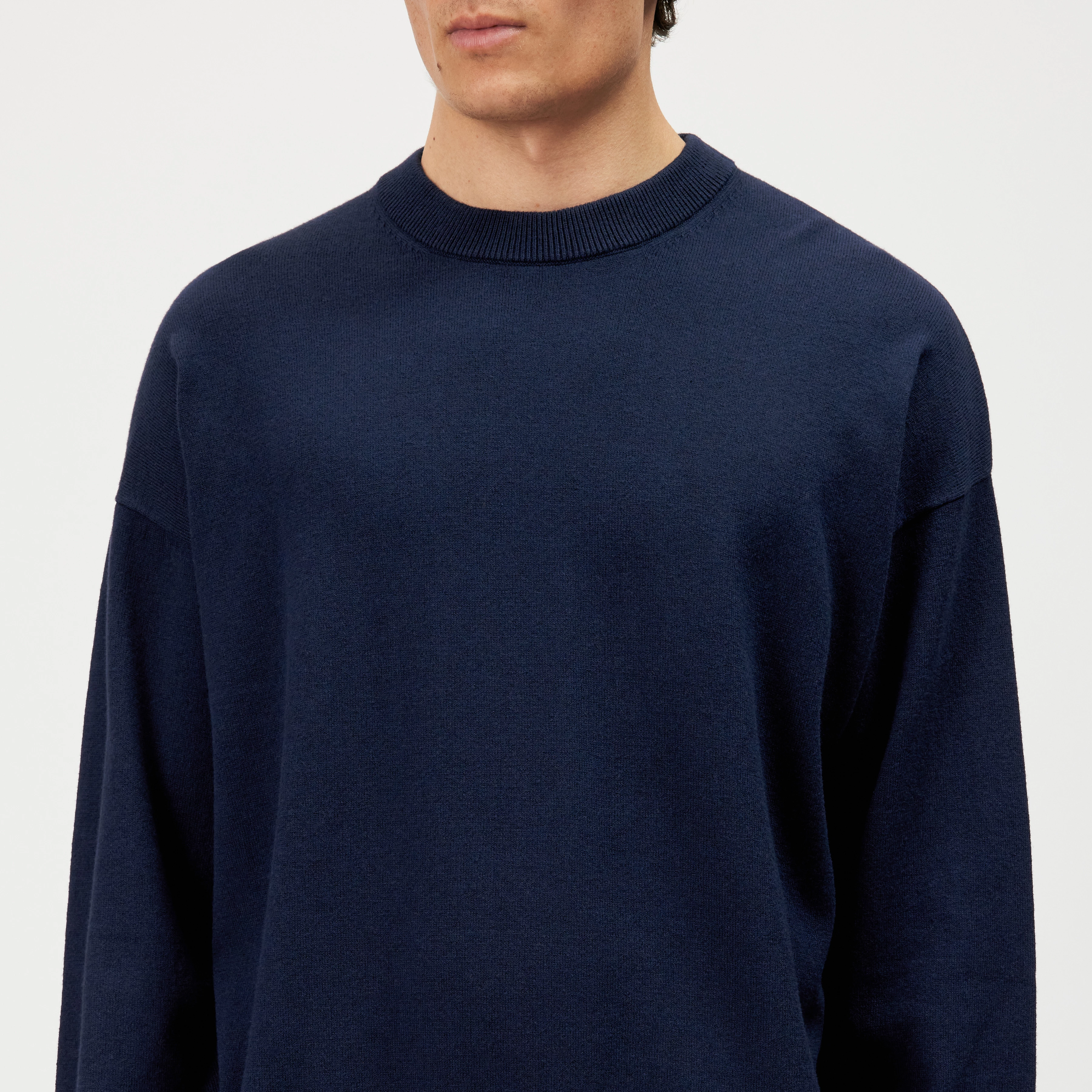 VALDRIK - Ronde hals trui in boxy fit - heren - blauw - Detailansicht am Model