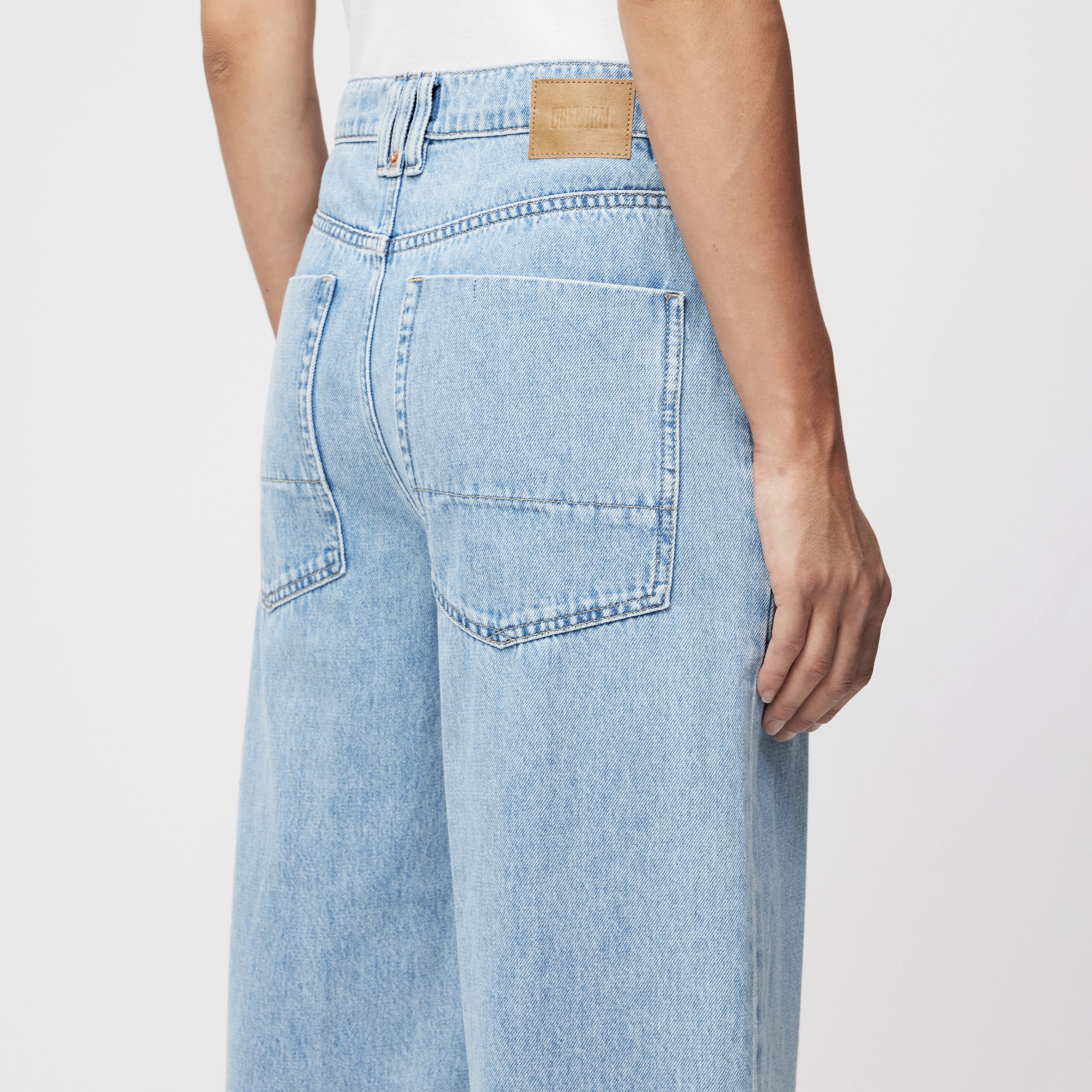 DERIVE - Mid-Waist Jeans in Light-Blue Denim - Damen - blau - Detailansicht am Model