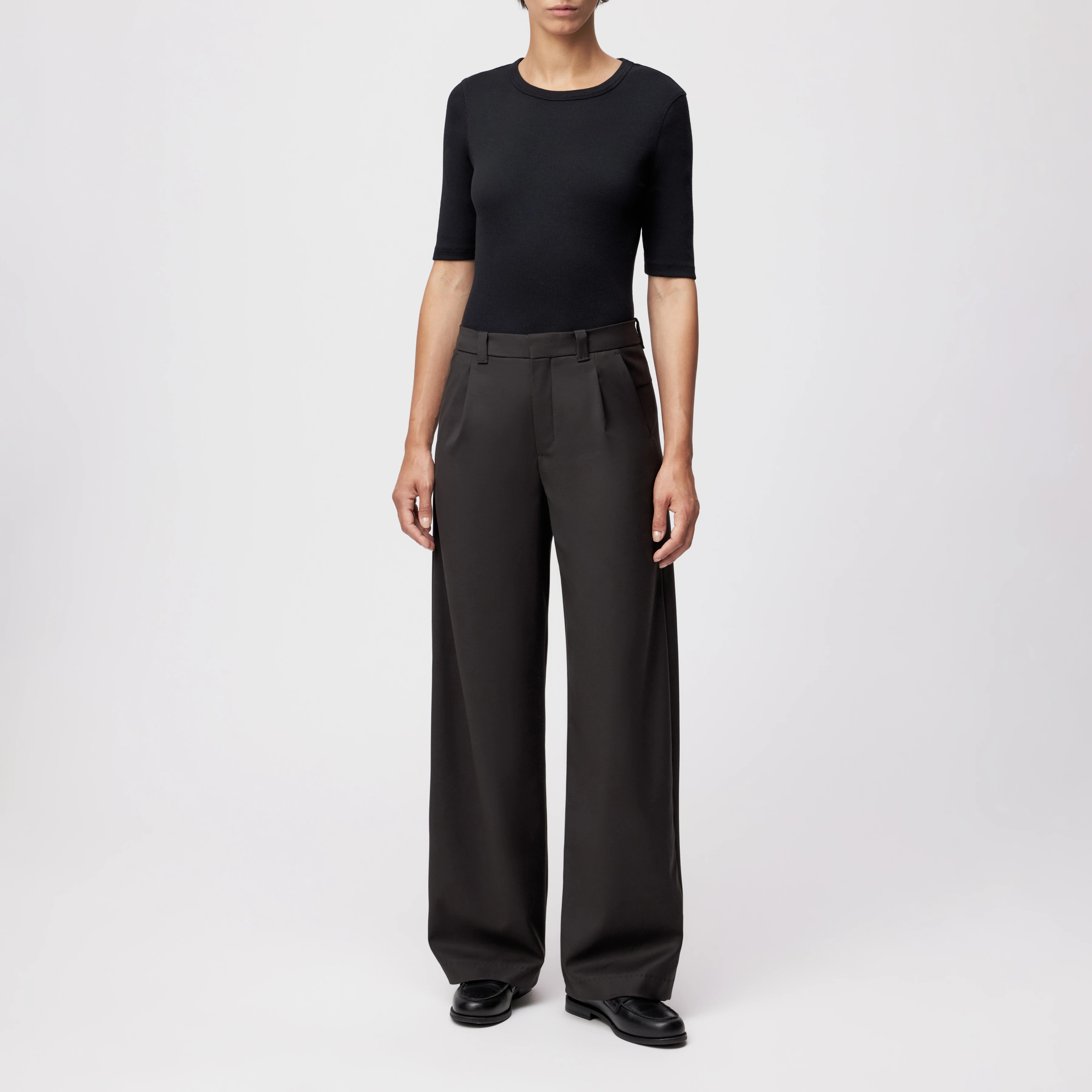 CRAWL - Bundfaltenhose in softem Flanell - Damen - braun - Ganzkörper-Frontansicht