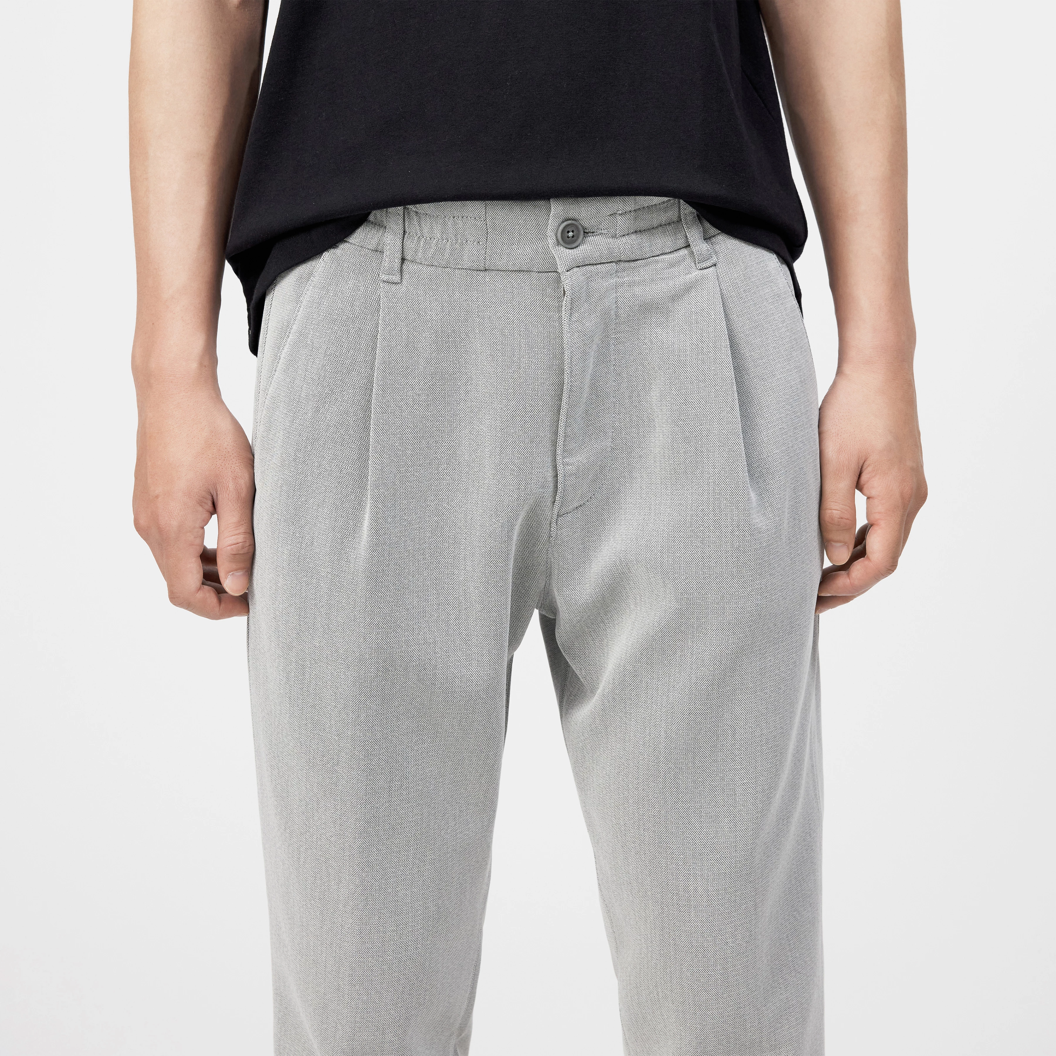 CHASY_RGLR - Casual trousers with pleats in a lyocell-cotton blend - men - off white - Detailansicht am Model