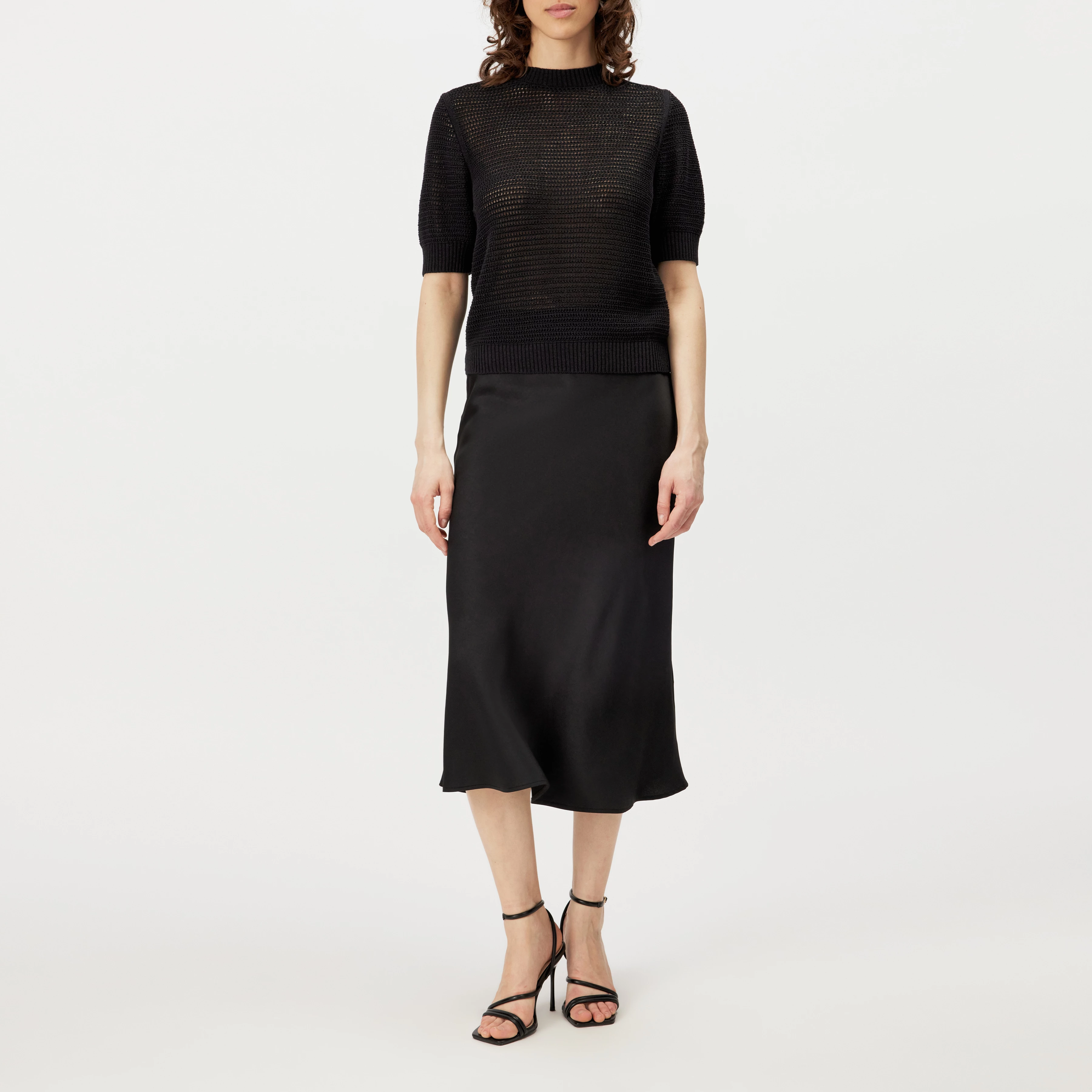 SANIDY - Chunky knit short sleeve in cotton blend - women - black - Ganzkörper-Frontansicht