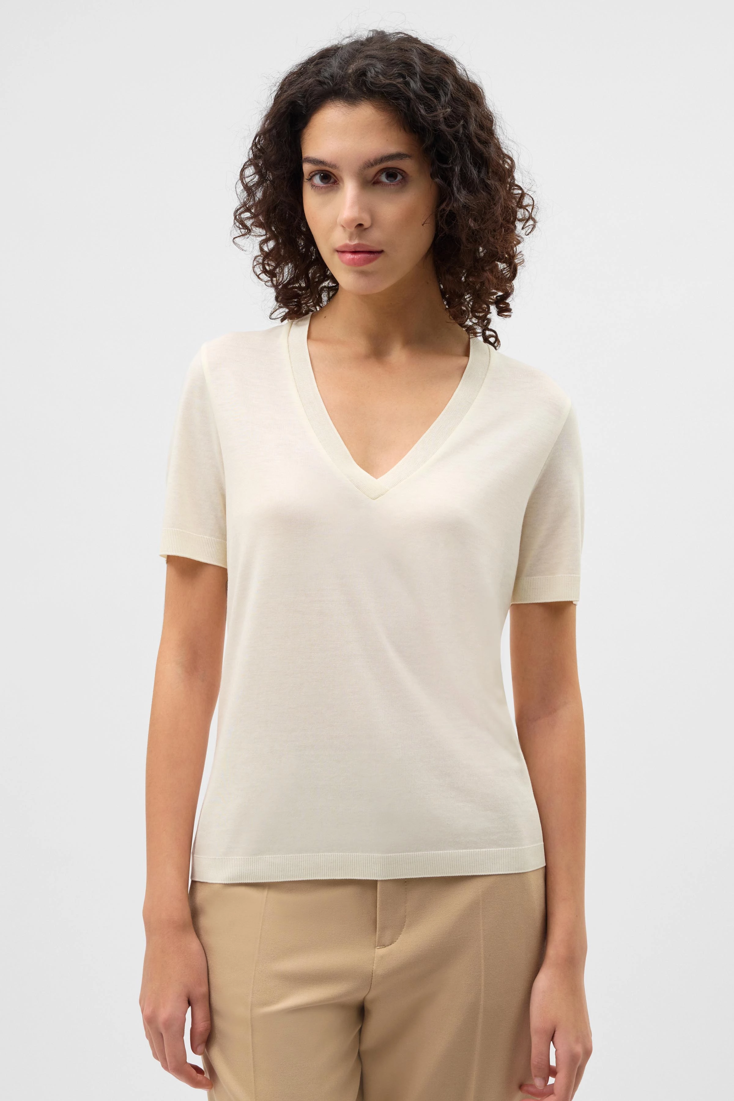 NALICE - Feminine T-shirt with V-neck - women - off white - Frontansicht