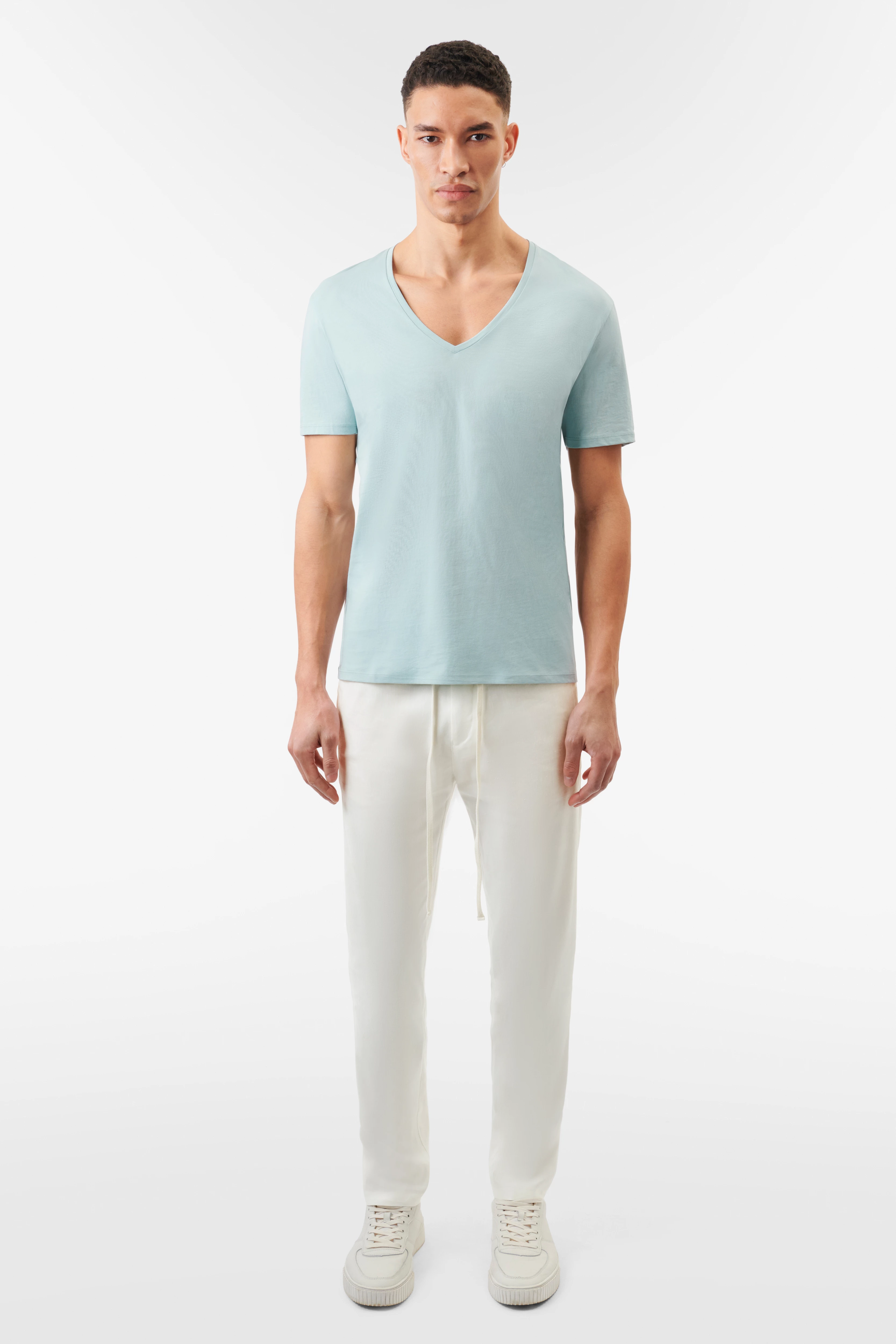 QUENTIN - body-hugging v-neck shirt in cotton - men - green - Ganzkörper-Frontansicht