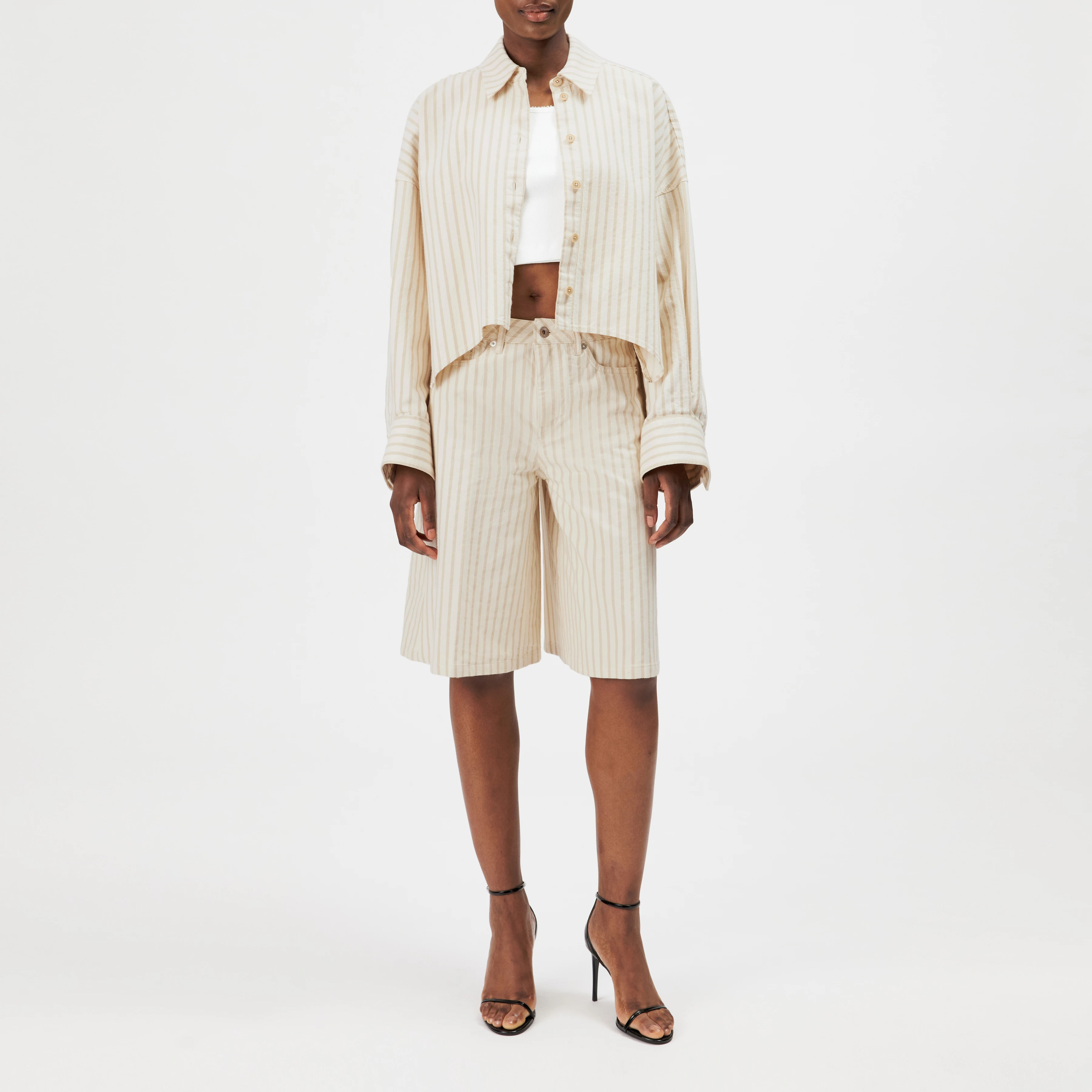 NONE - Short en sergé rayé - women - beige - Ganzkörper-Frontansicht