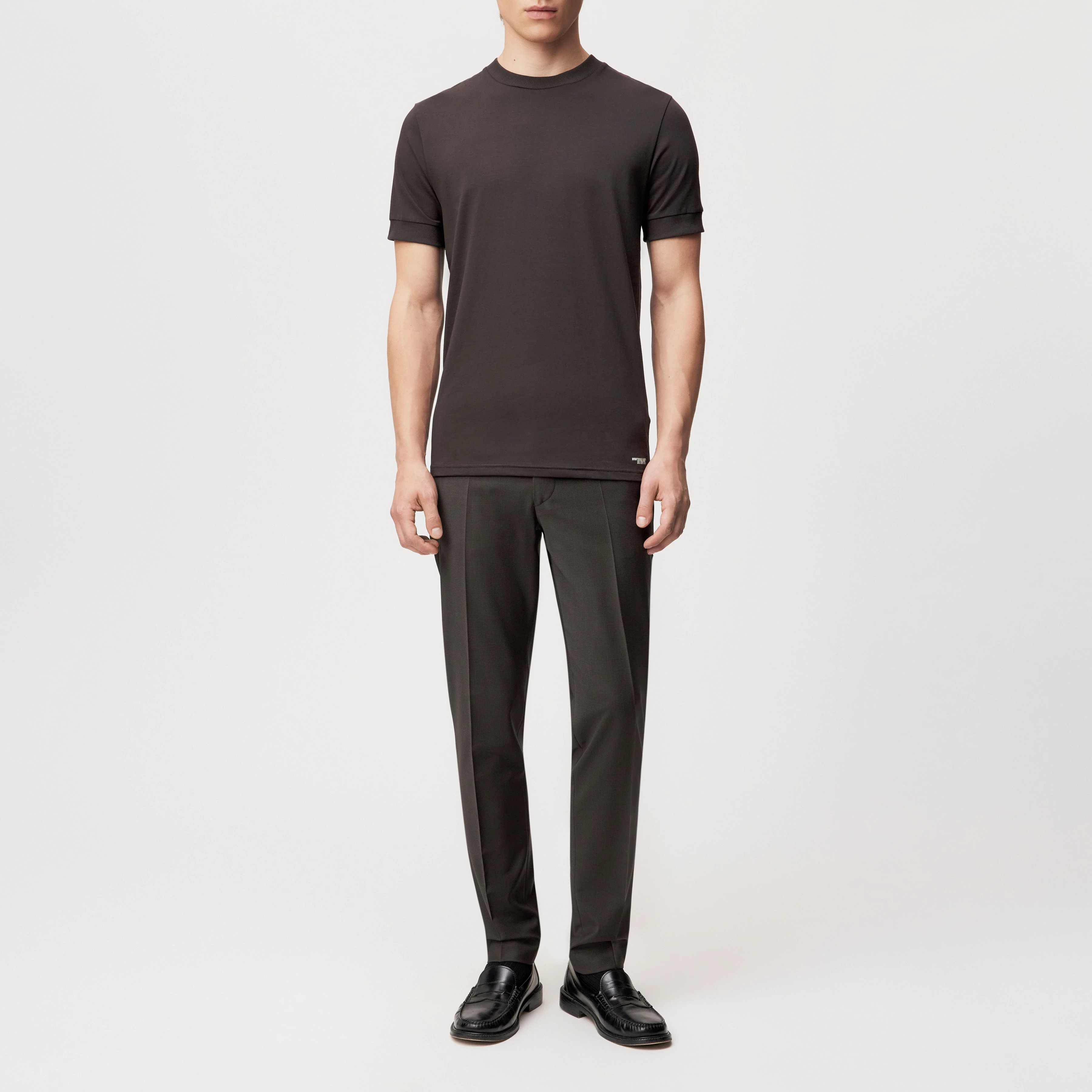 ANTON - Fitted T-Shirt in Baumwolle - Herren - braun - Ganzkörper-Frontansicht