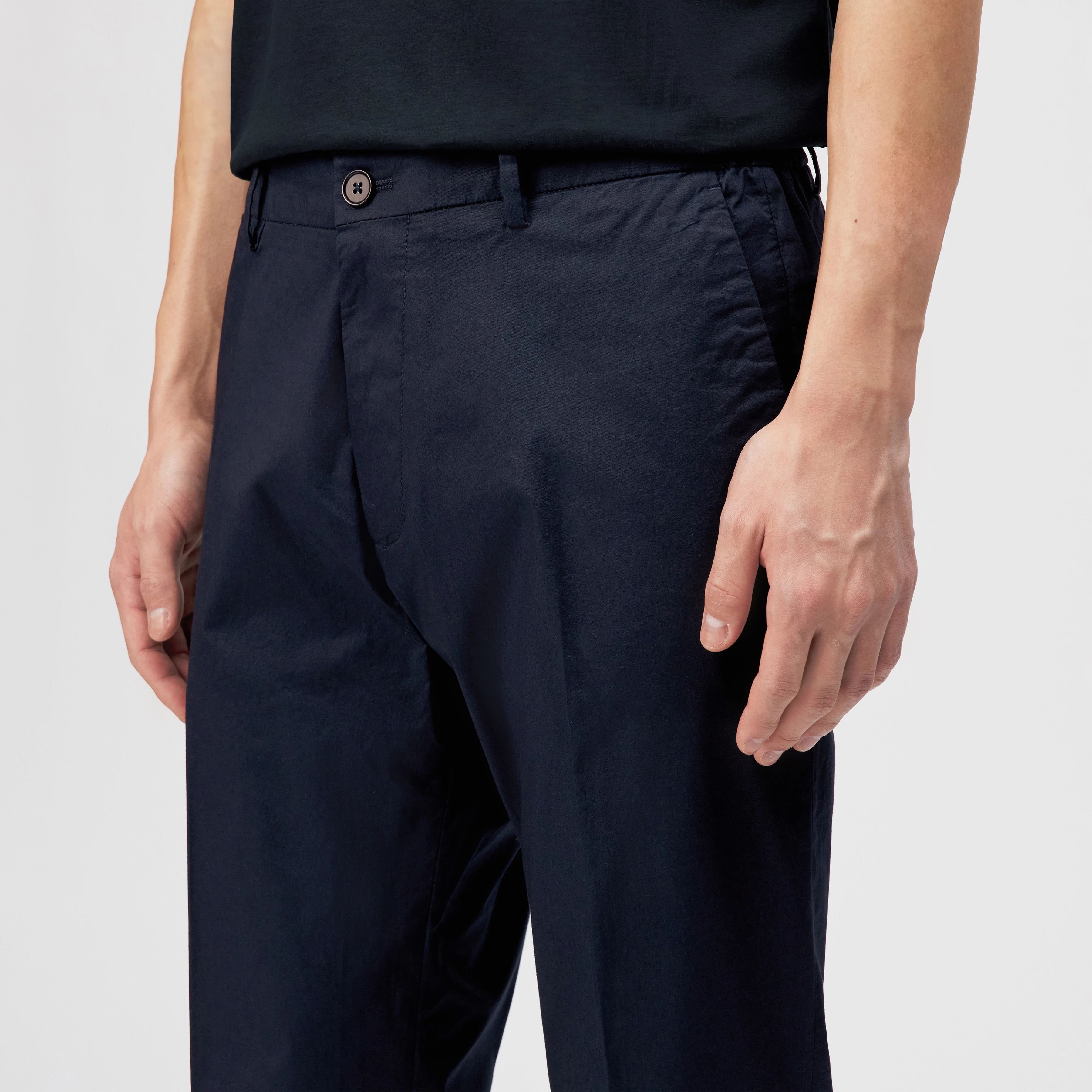AJEND - Konfektionierte Hose in Baumwoll-Gabardine - Herren - blau - Detailansicht am Model