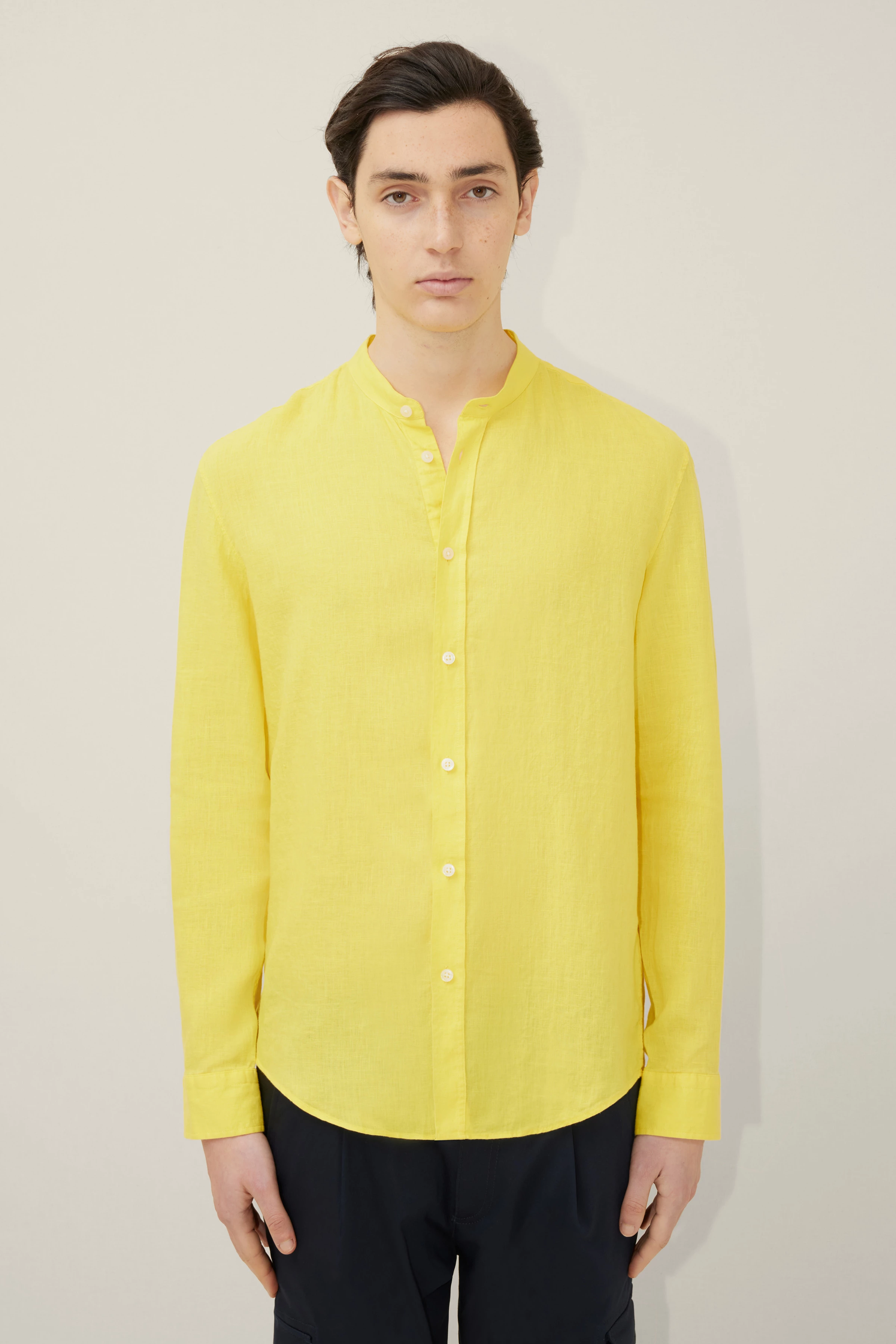 TAROK - pure linen shirt with stand up collar - men - yellow - Frontansicht