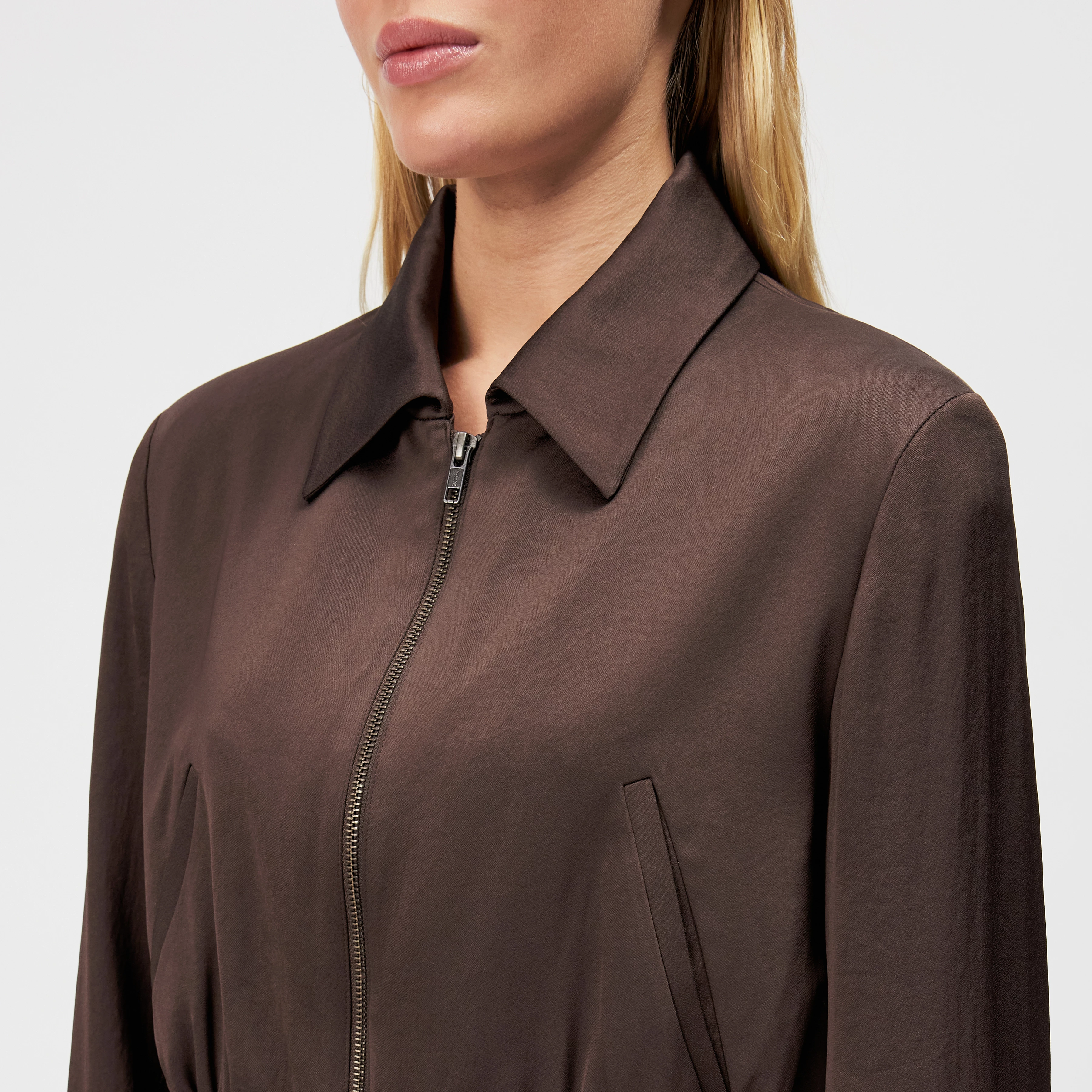 RADWAY_1 - Blouson court en satin - women - marron - Detailansicht am Model