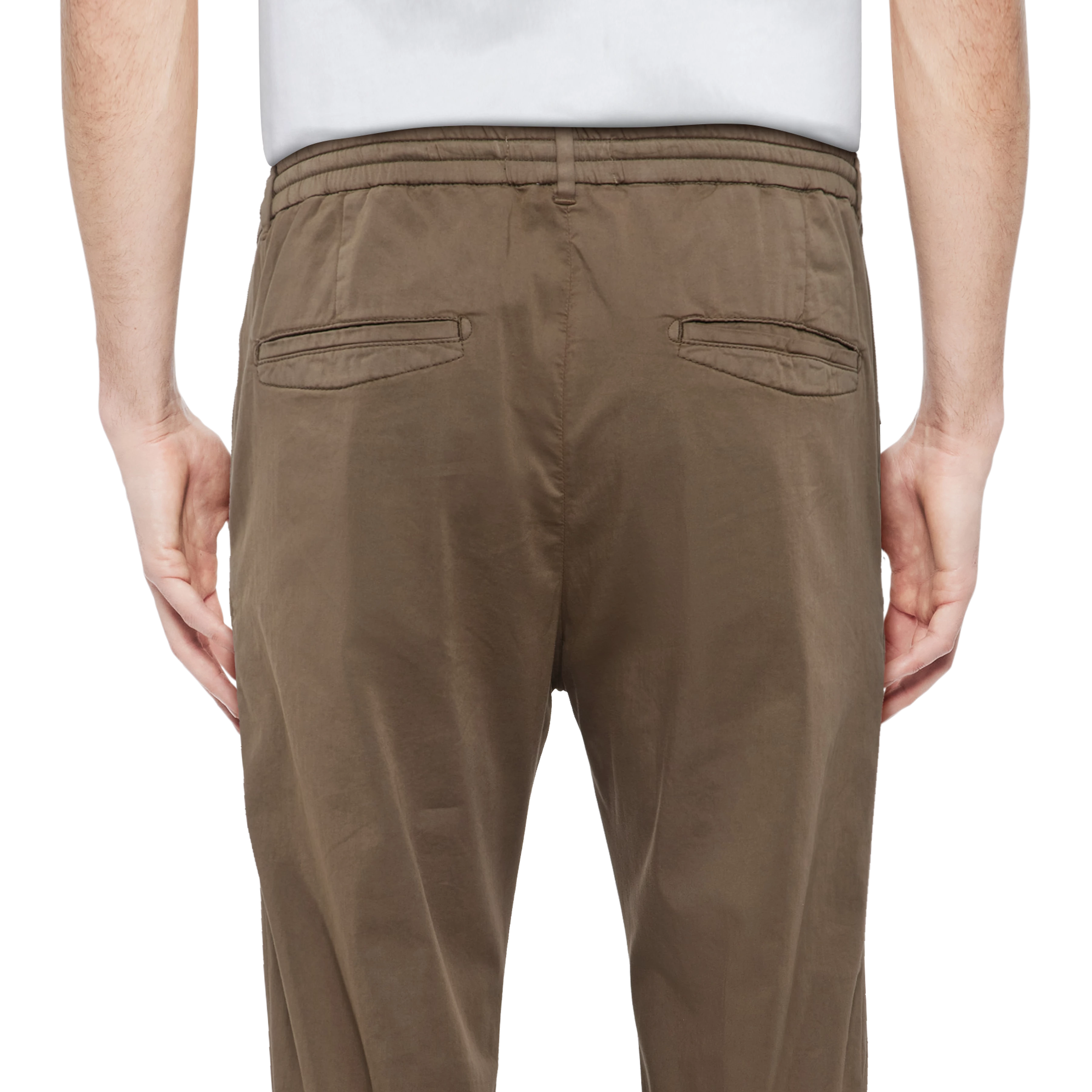 DEGER - Jogpants avec cordon de serrage en satin - men - vert - Detailansicht am Model