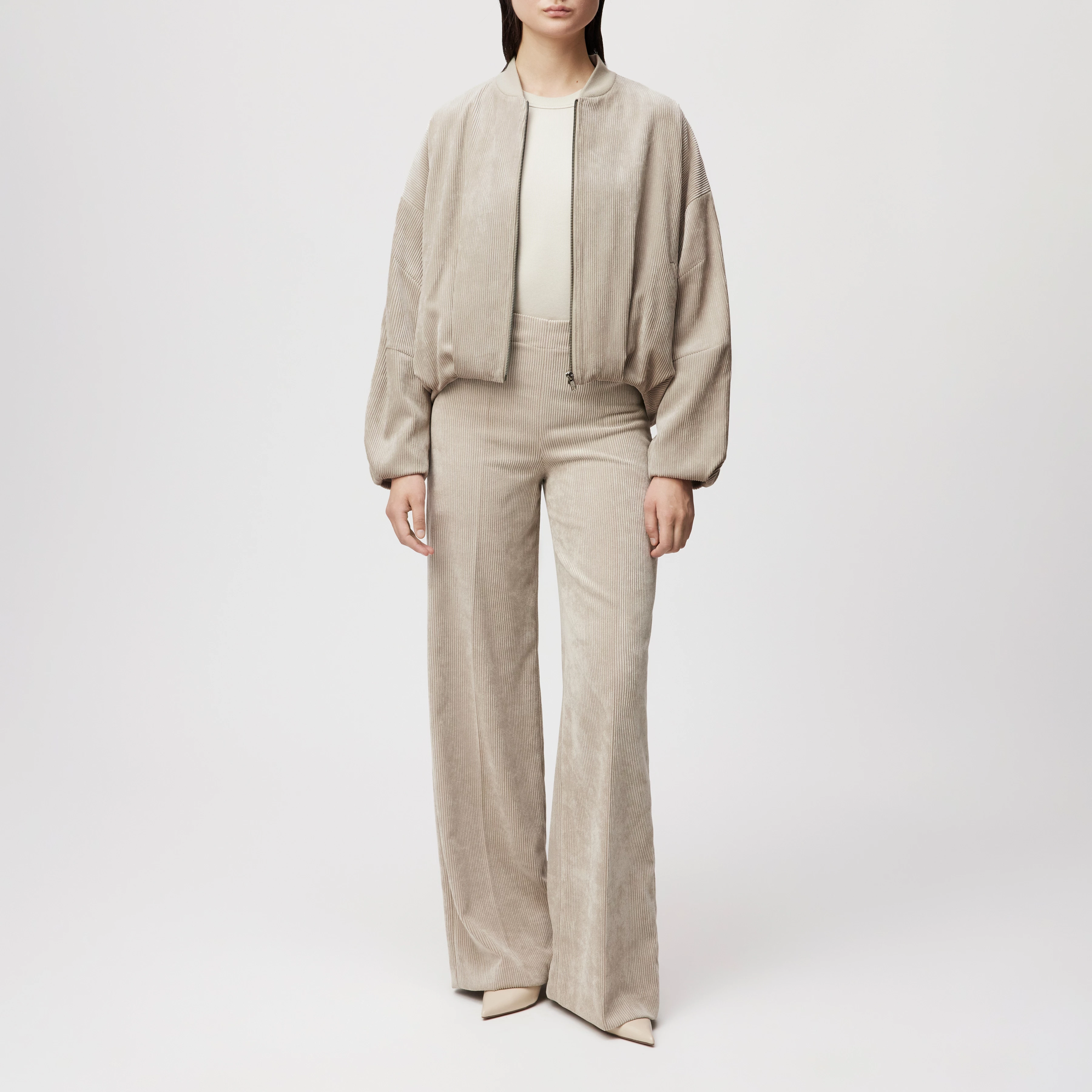 BRADDAN - Feminine Bomberjacke in Cord - Damen - beige - Ganzkörper-Frontansicht