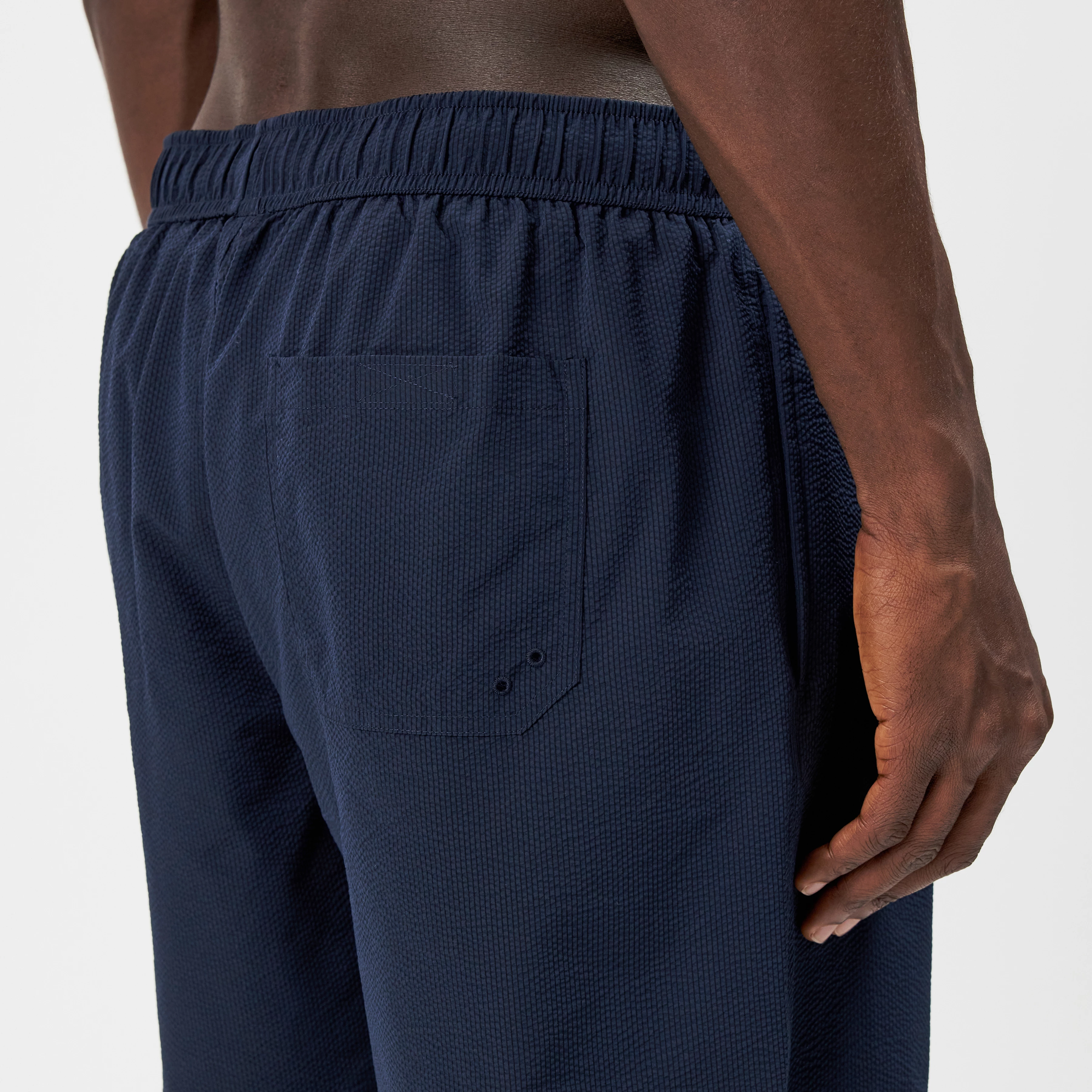 JARON - Short swim trunks with crinkle effect - unisex - blue - Detailansicht am Model