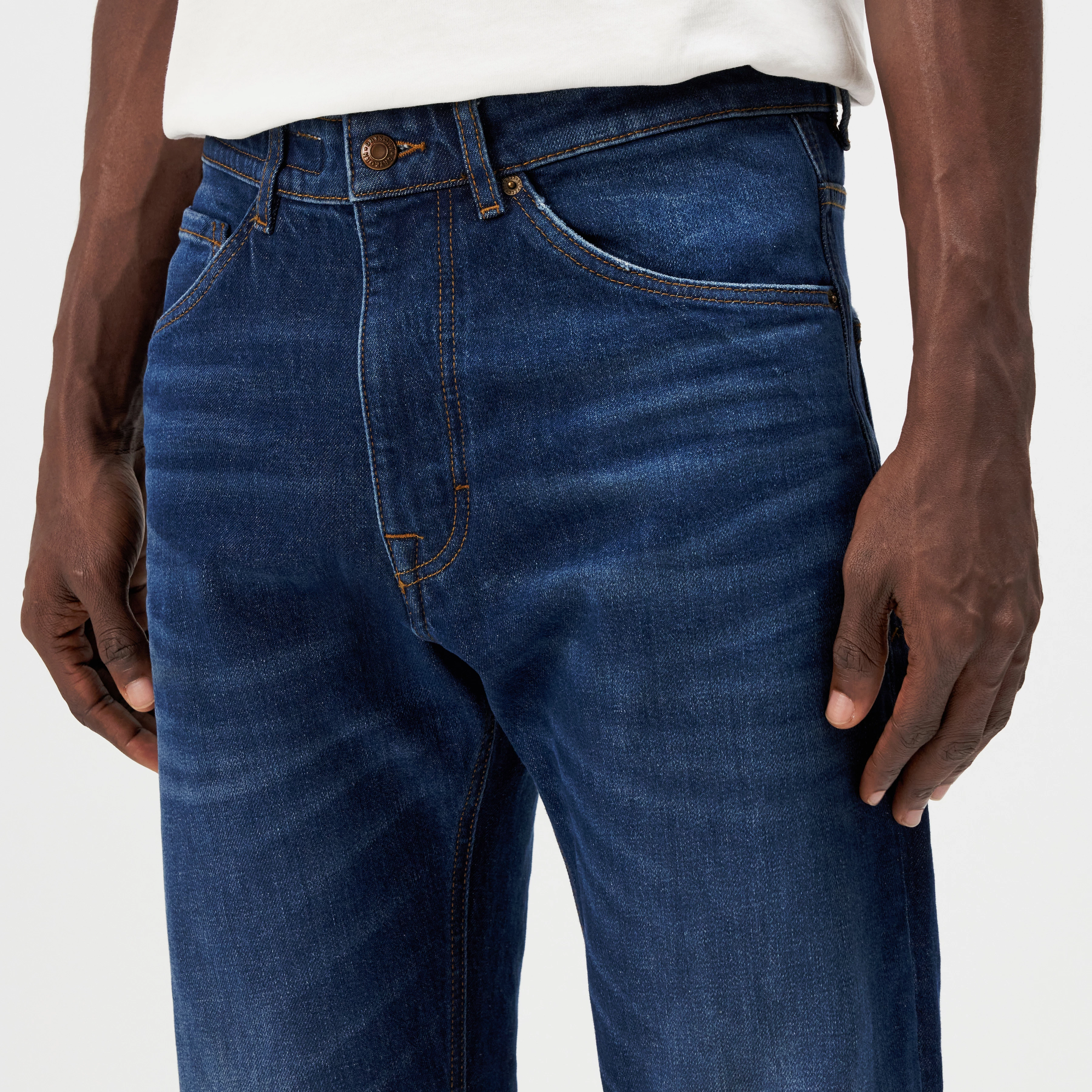 HIGHT_2 - Relaxed fit denim jeans - men - blue - Detailansicht am Model