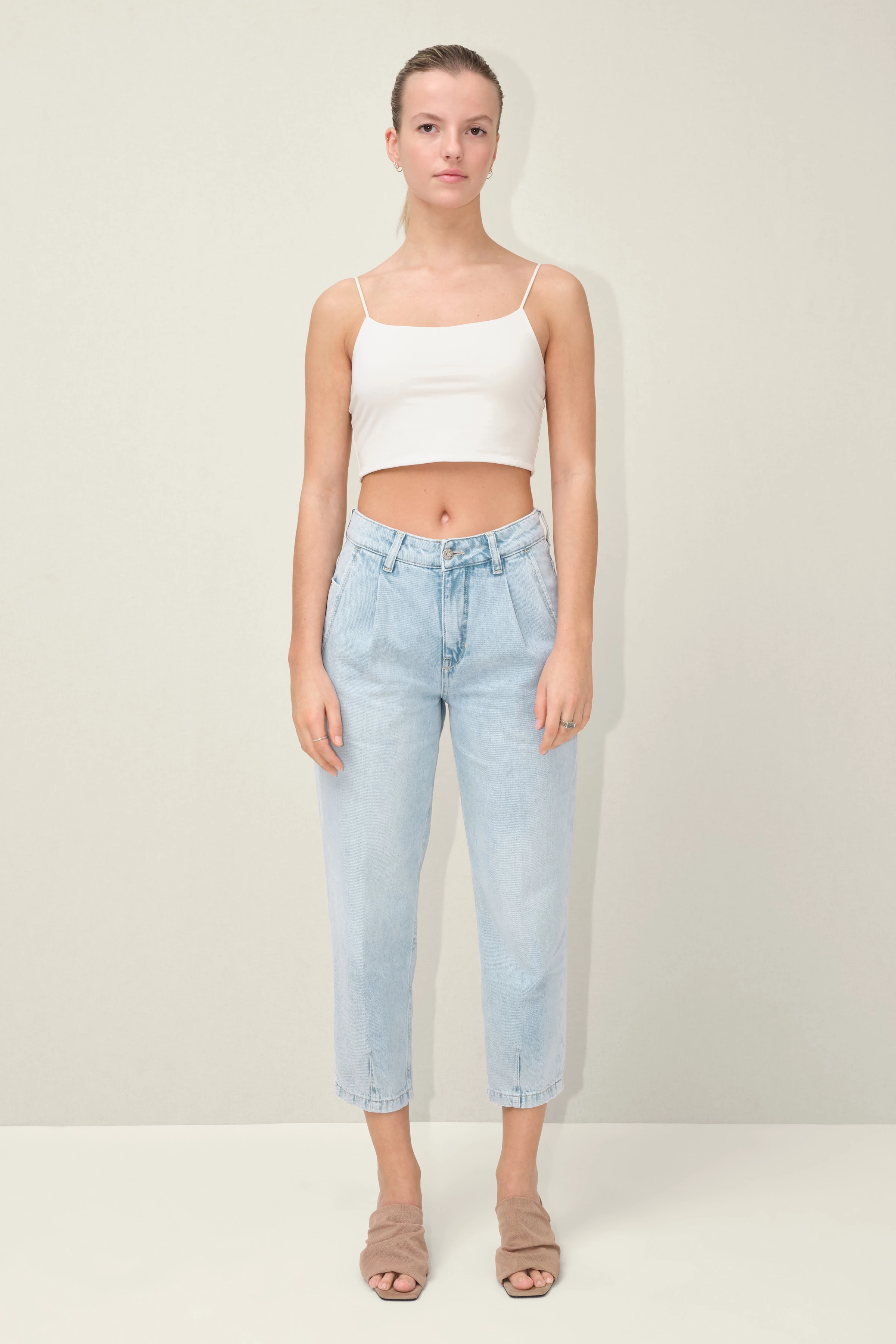 DECIDE - Mid-waist Jeans in bleached Denim - Damen - blau - Ganzkörper-Frontansicht