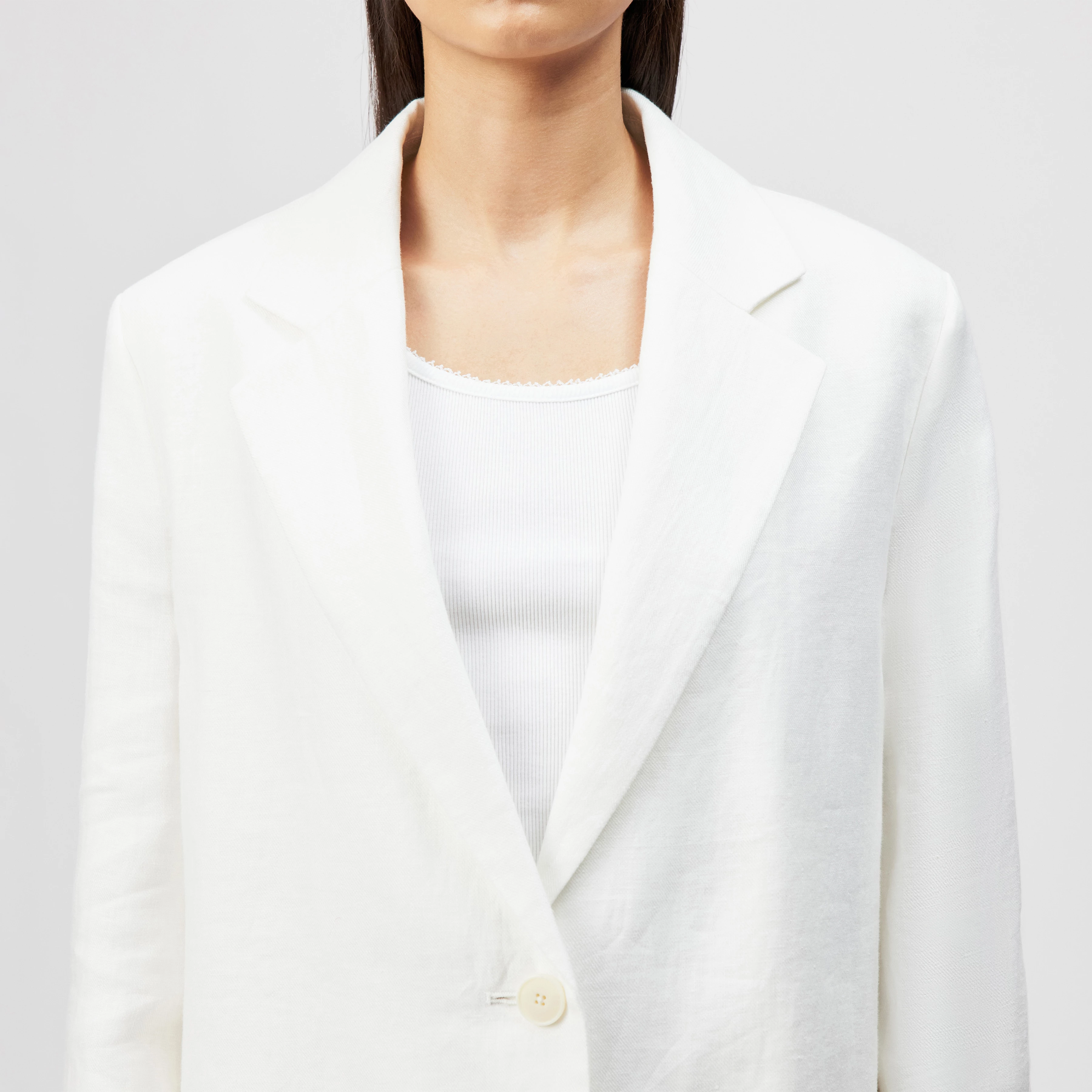 IVERLY - Pure linen oversized blazer - women - off white - Detailansicht am Model