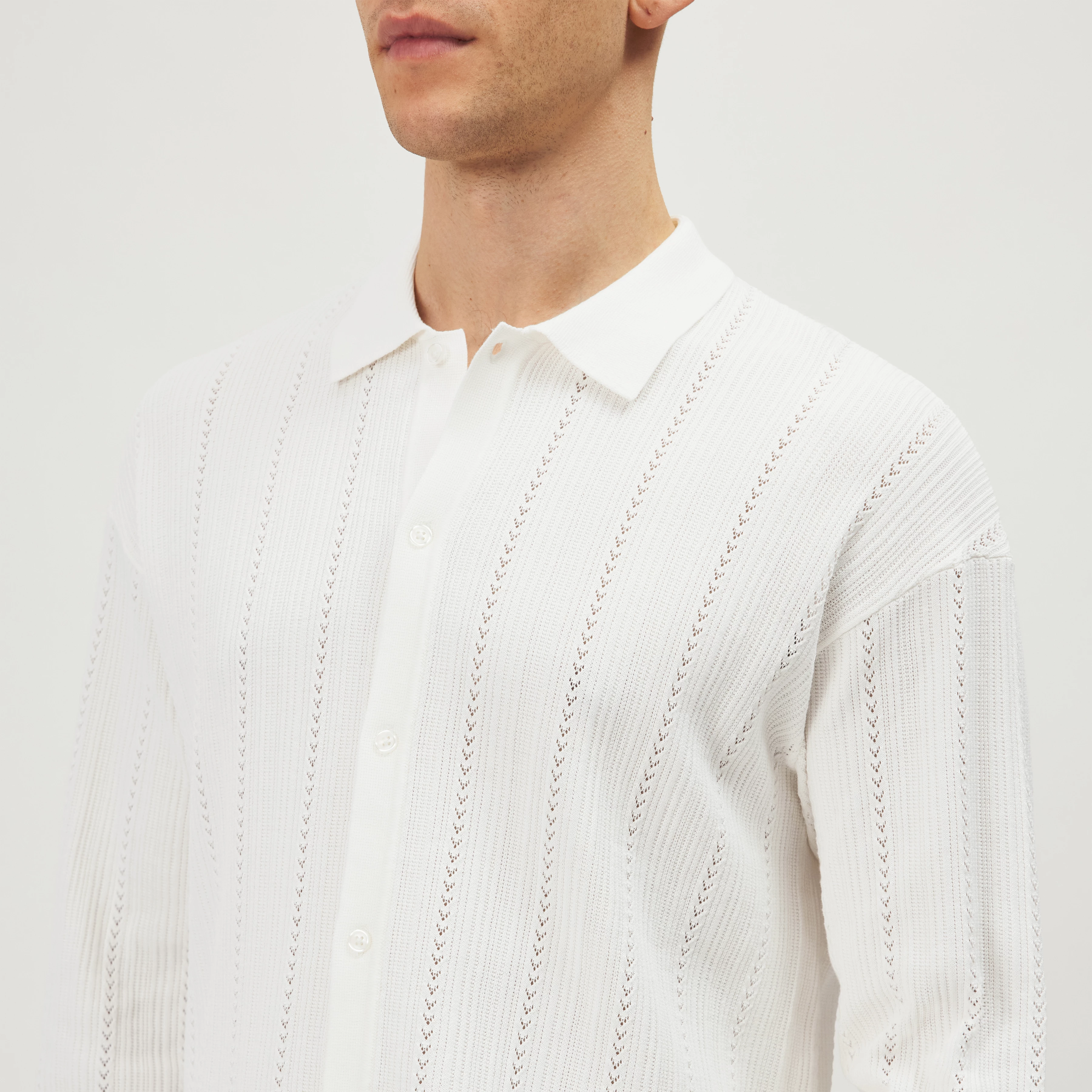EMILIAS - Regular fit cotton polo - men - off white - Detailansicht am Model