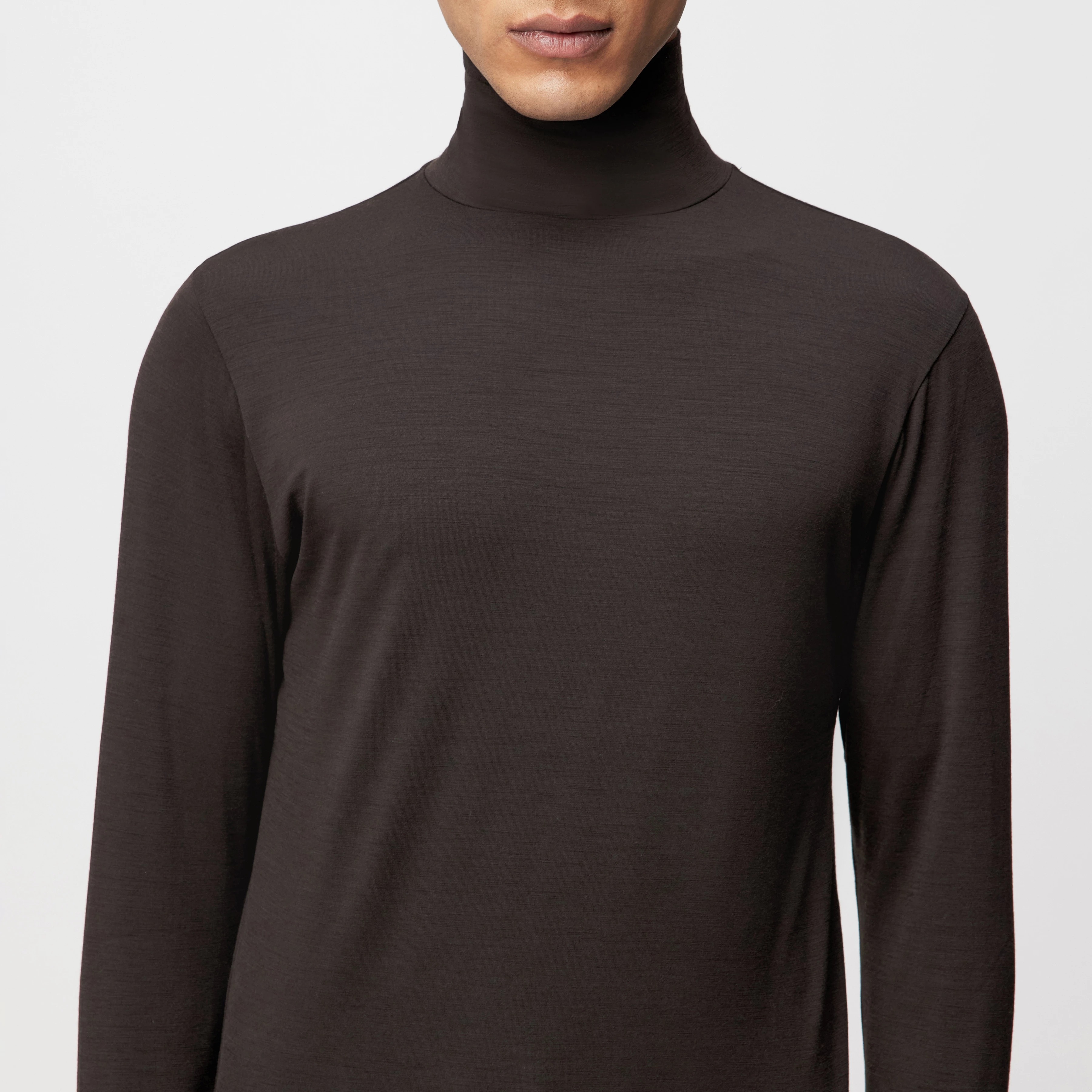 EMANUEL - Turtleneck Shirt in Merino-Mix - Herren - braun - Detailansicht am Model