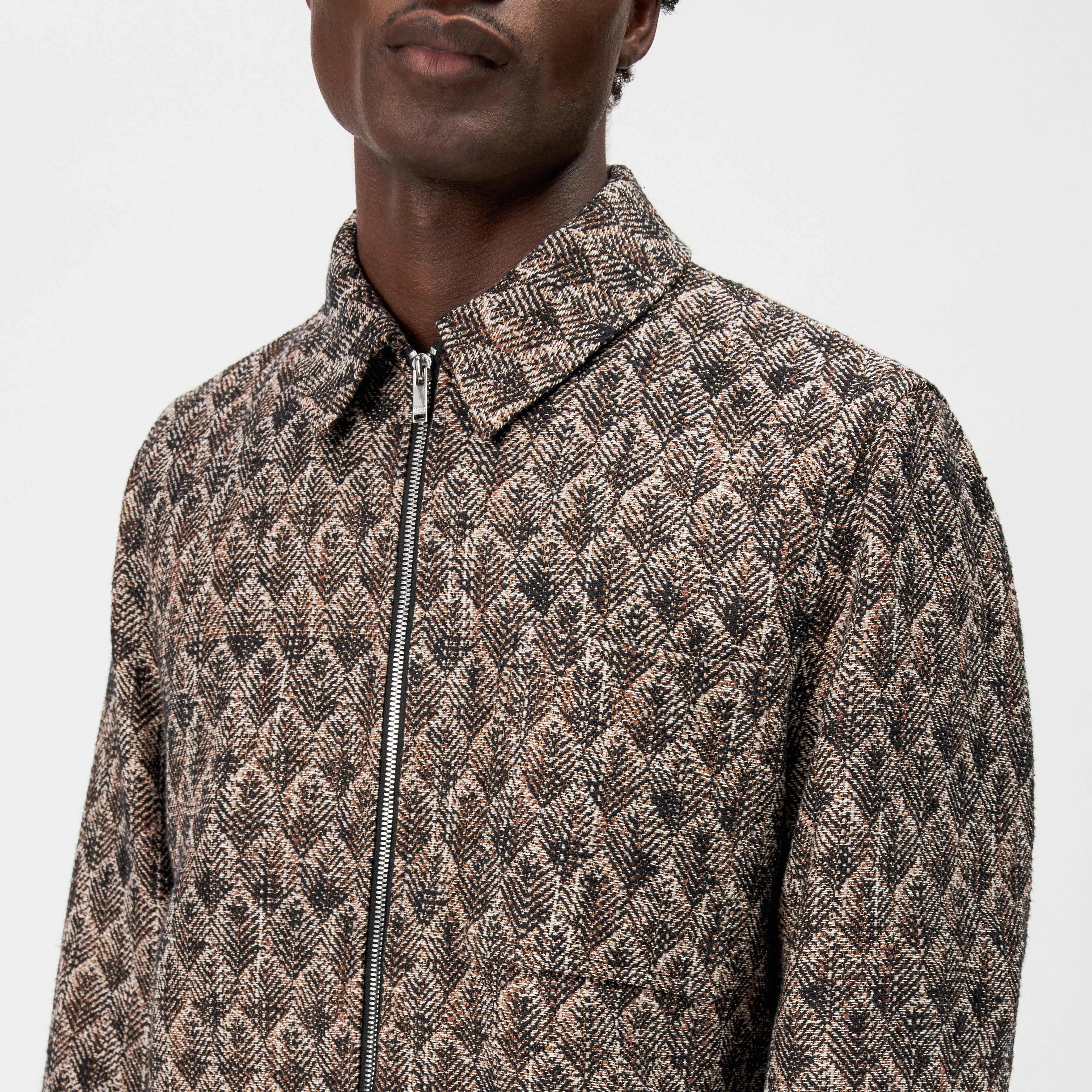 JERSON - Regular Fit Zip Jacket in Cotton Blend - men - brown - Detailansicht am Model