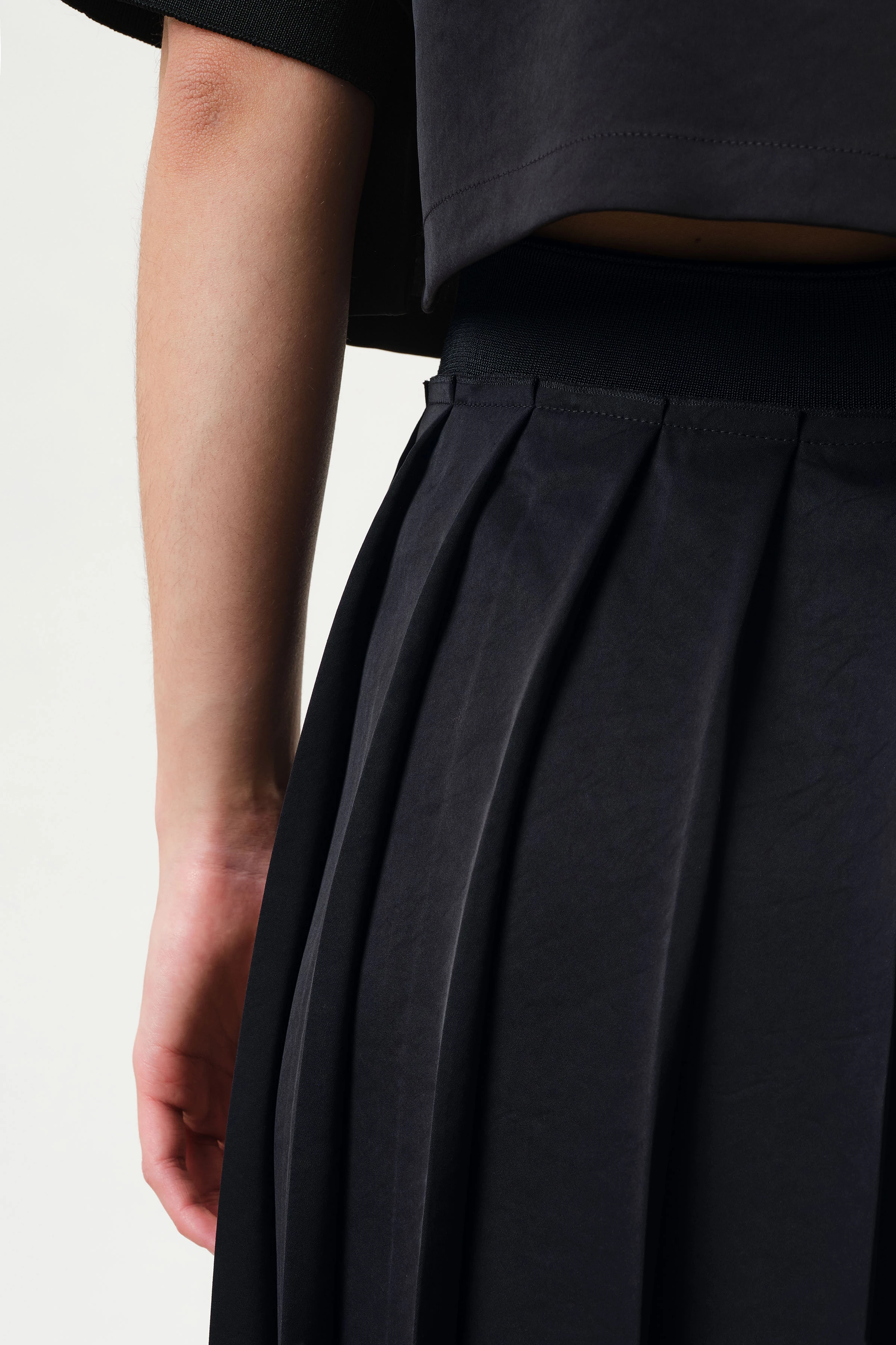 MITANA - Midirock mit Falten in luxuriösem Satin - Damen - schwarz - Detailansicht am Model