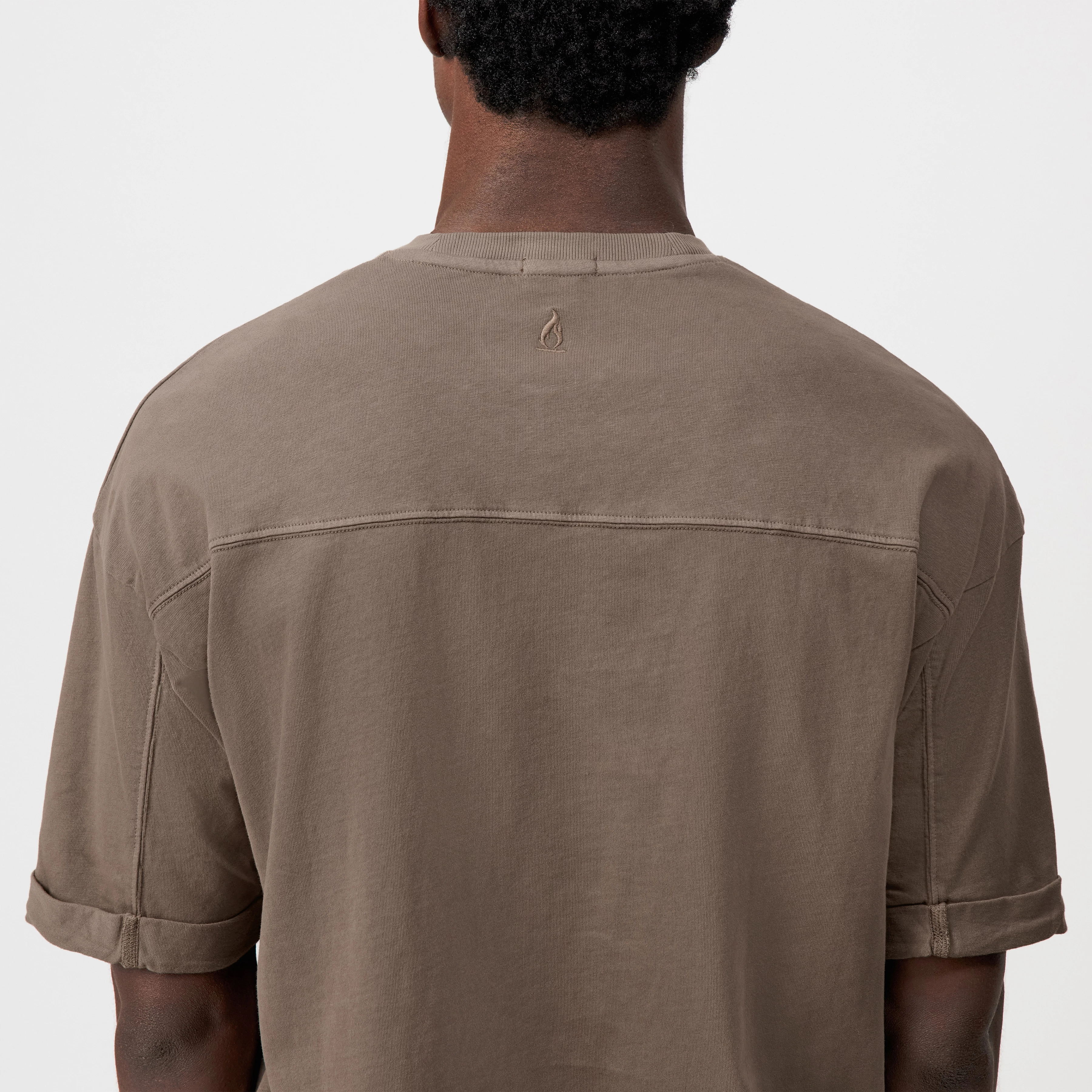 NOLIEN - Loose T-shirt in soft jersey - men - brown - Detailansicht am Model