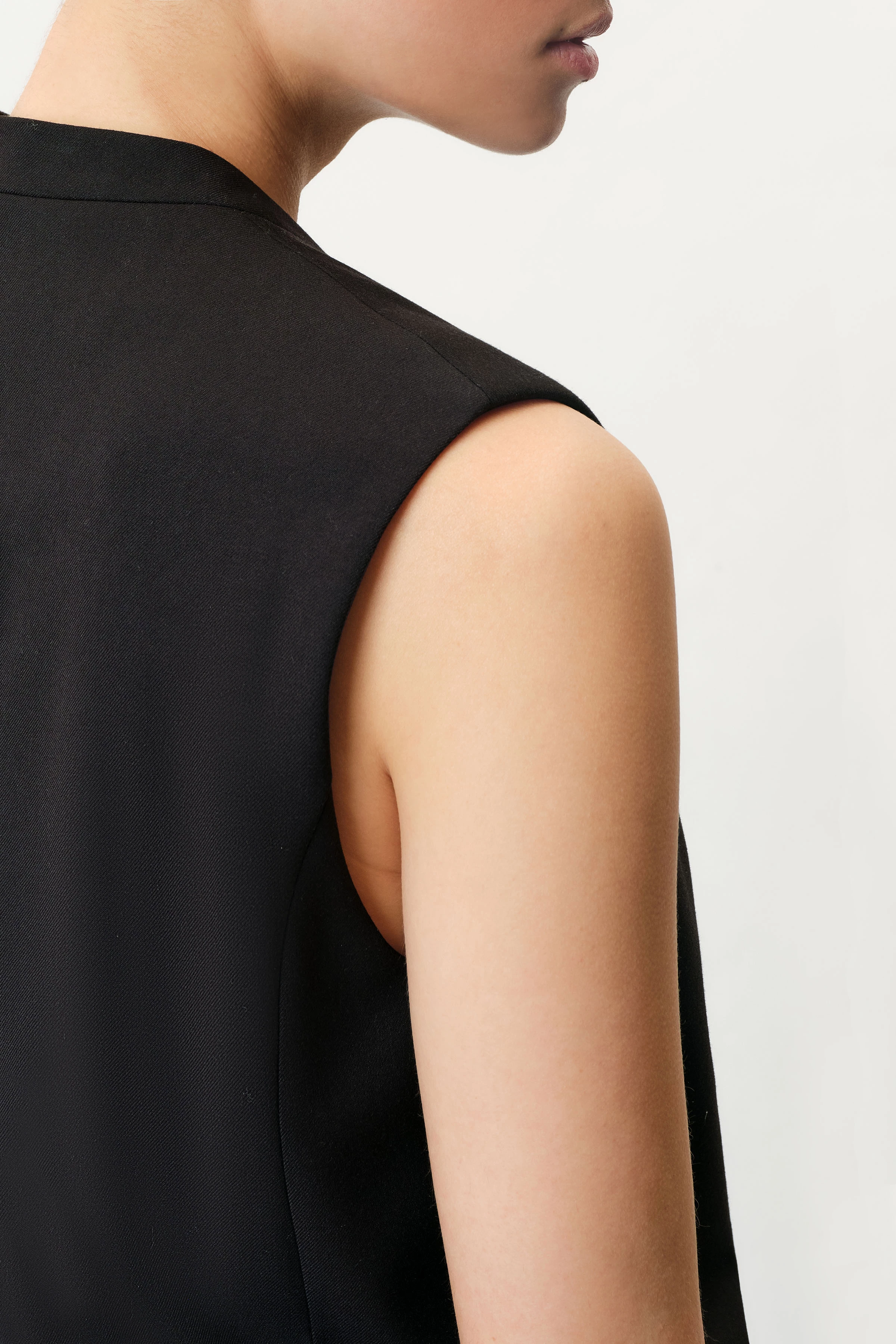 HEYFORD - Kurze Weste mit zweireihigem Verschluss in softem Flanell - Damen - schwarz - Detailansicht am Model