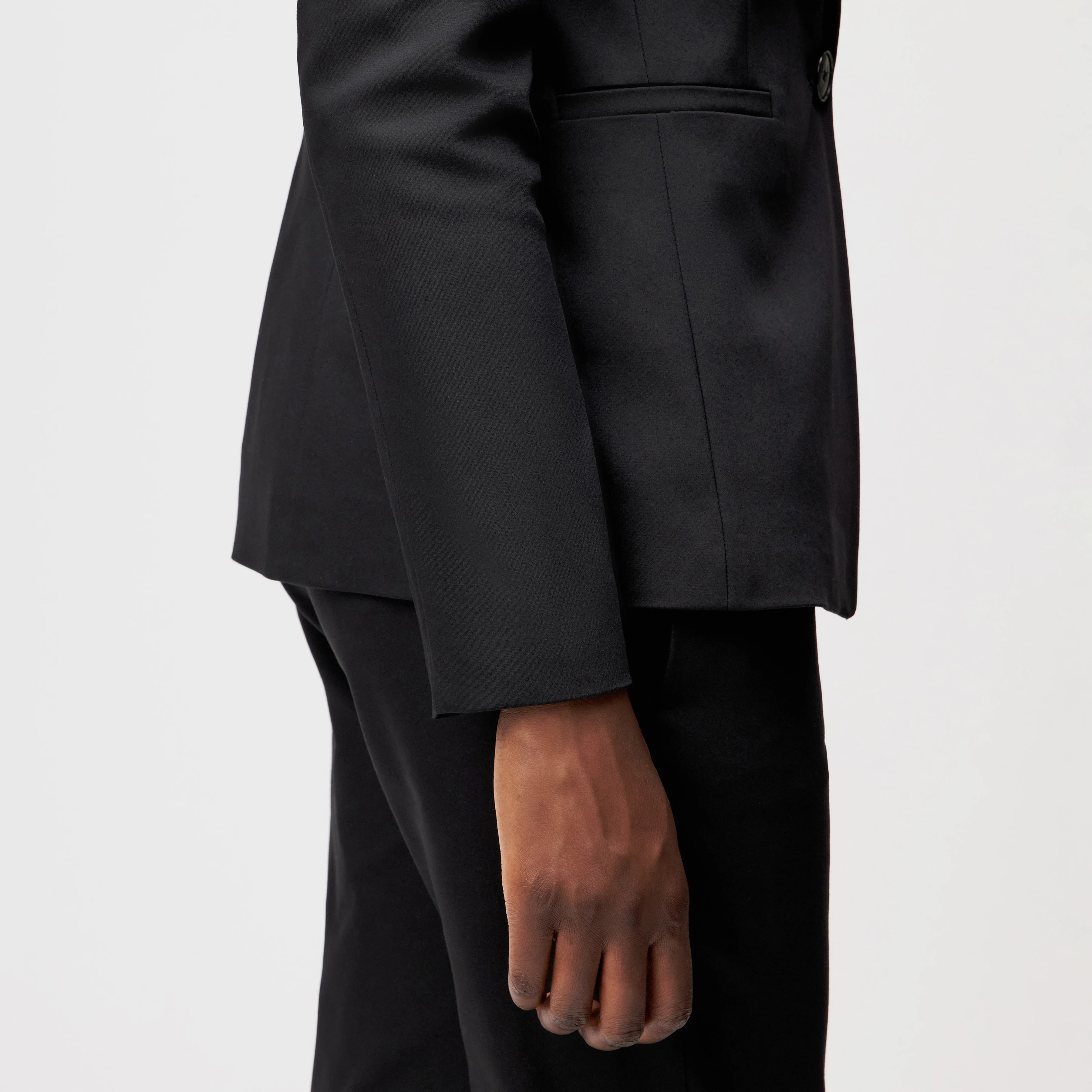 GOLDERS - Klassischer Einknopf Blazer in Technostretch-Satin - Damen - schwarz - Detailansicht am Model