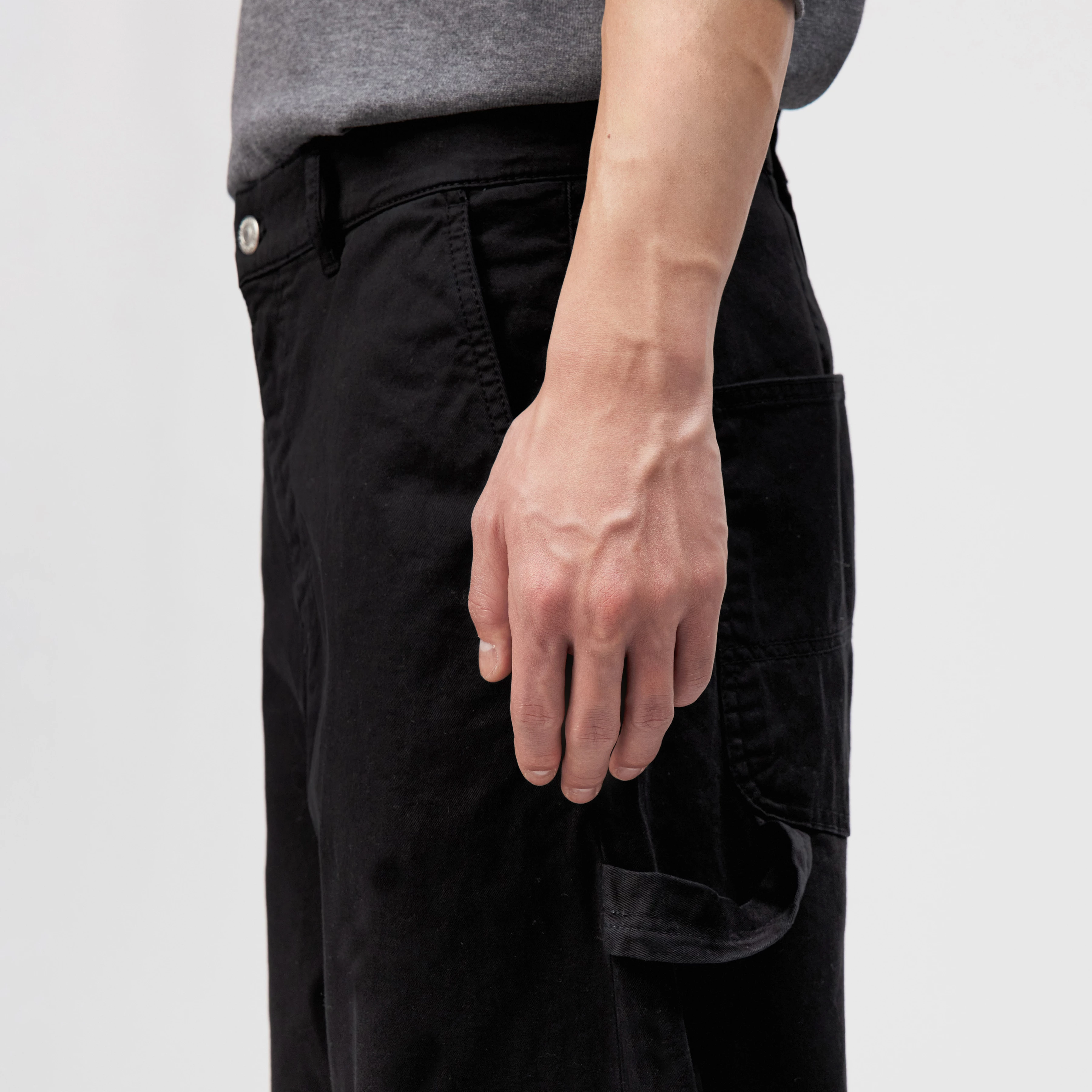 GONAGO - Utility Hose in cotton blend - men - black - Detailansicht am Model