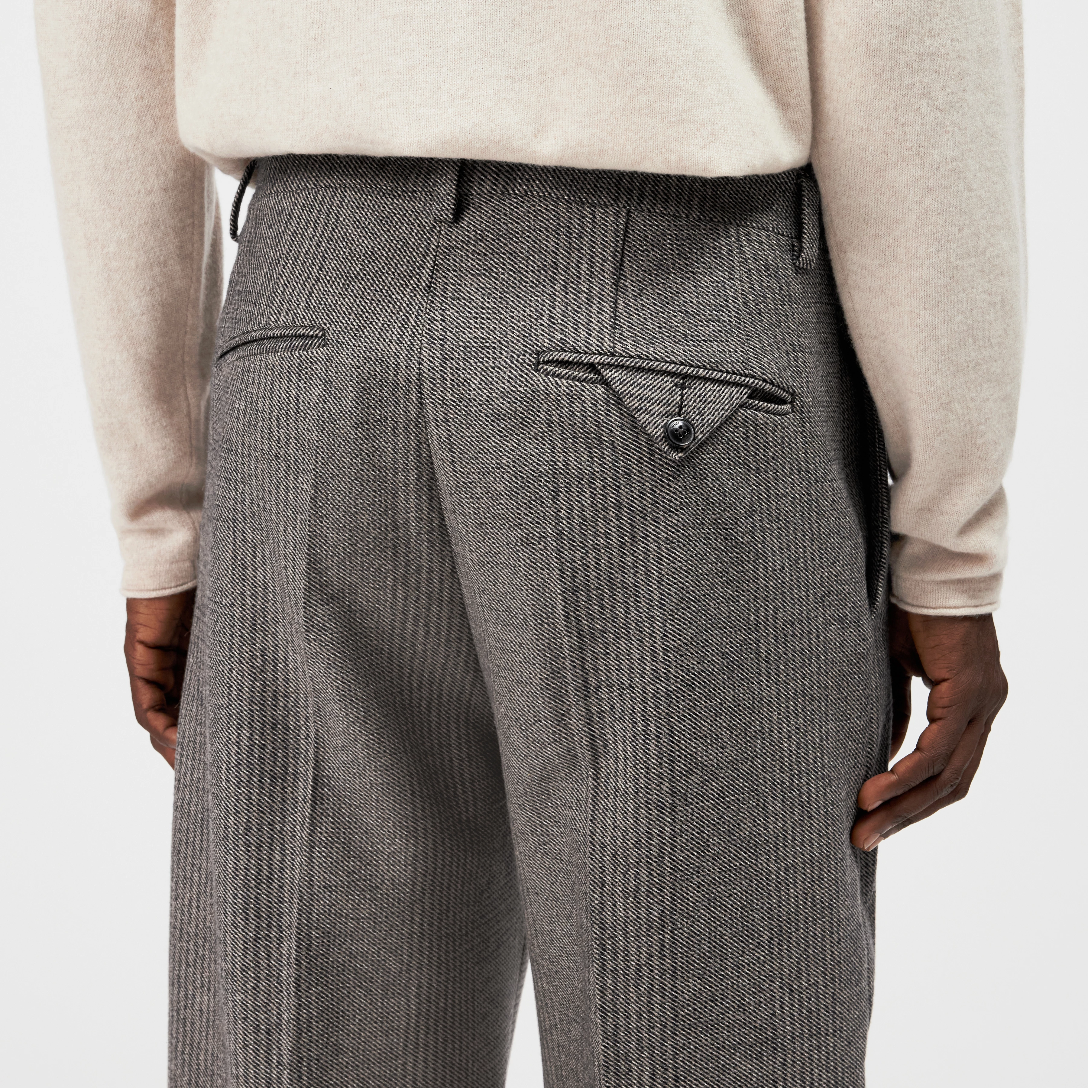 NODACO - Classic trousers in wool blend - men - brown - Detailansicht am Model