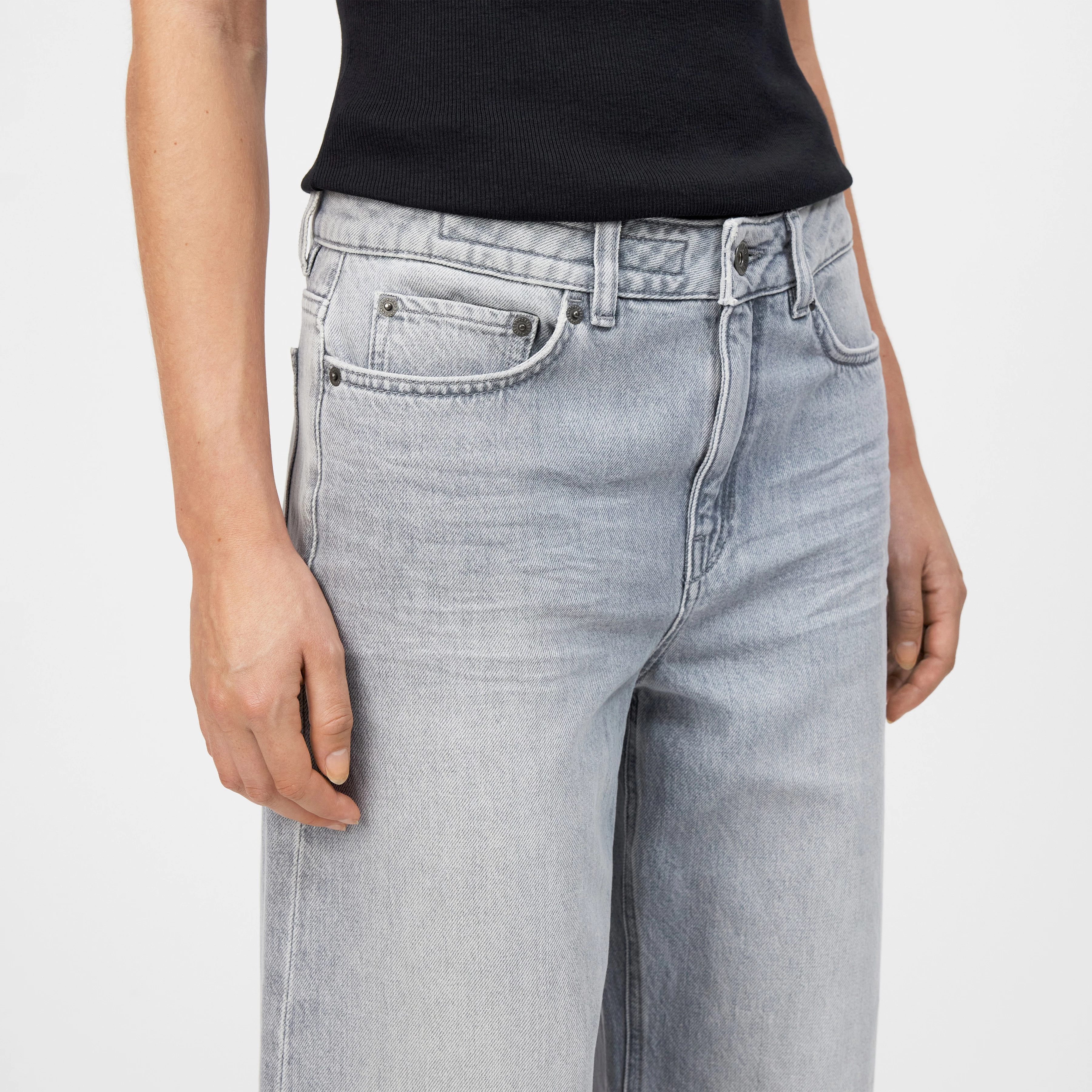 MEDLEY_2 - Mid-Waist Jeans in Light-Grey Denim - Damen - grau - Detailansicht am Model