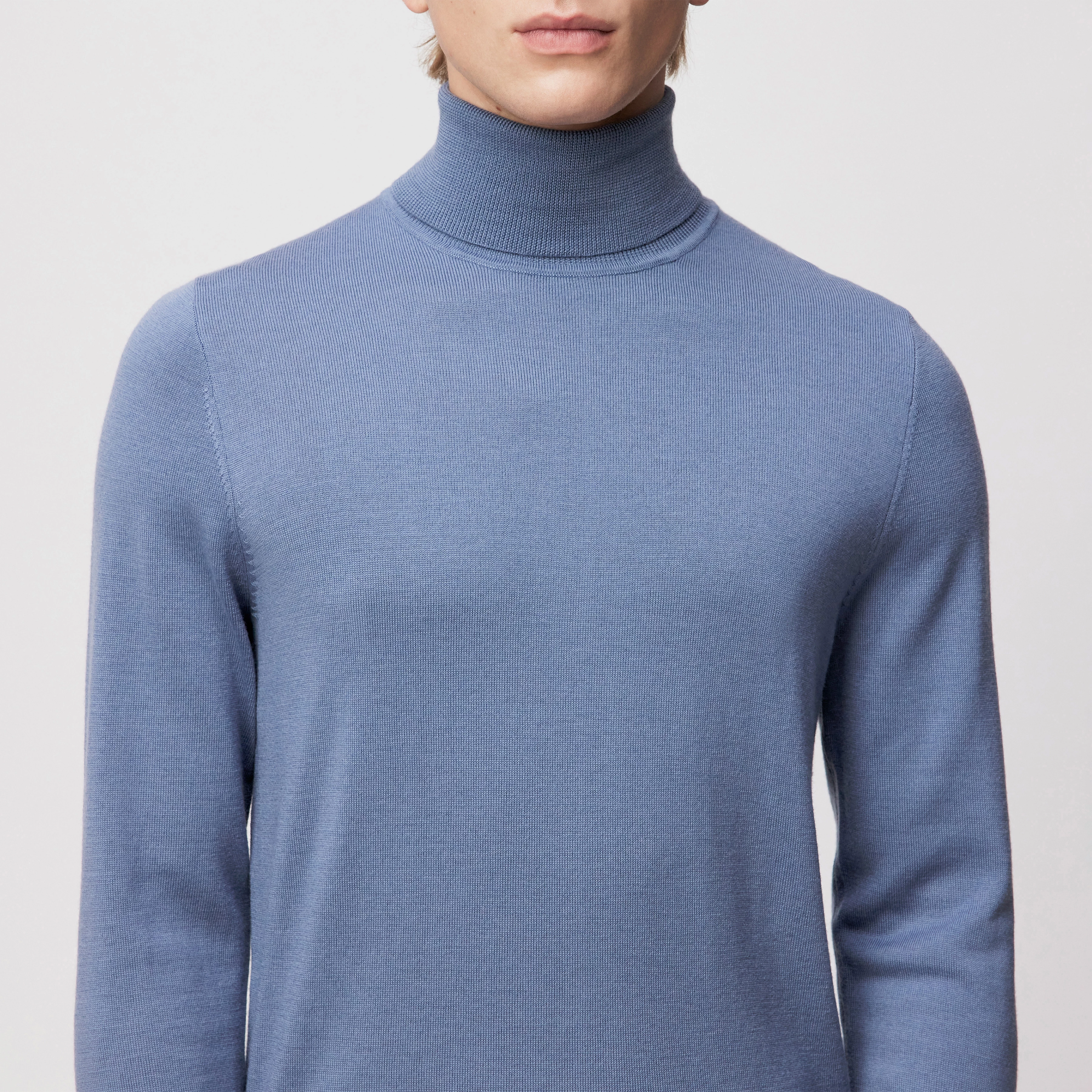 JOEY - Turtleneck jumper in 100% merino wool - men - blue - Detailansicht am Model