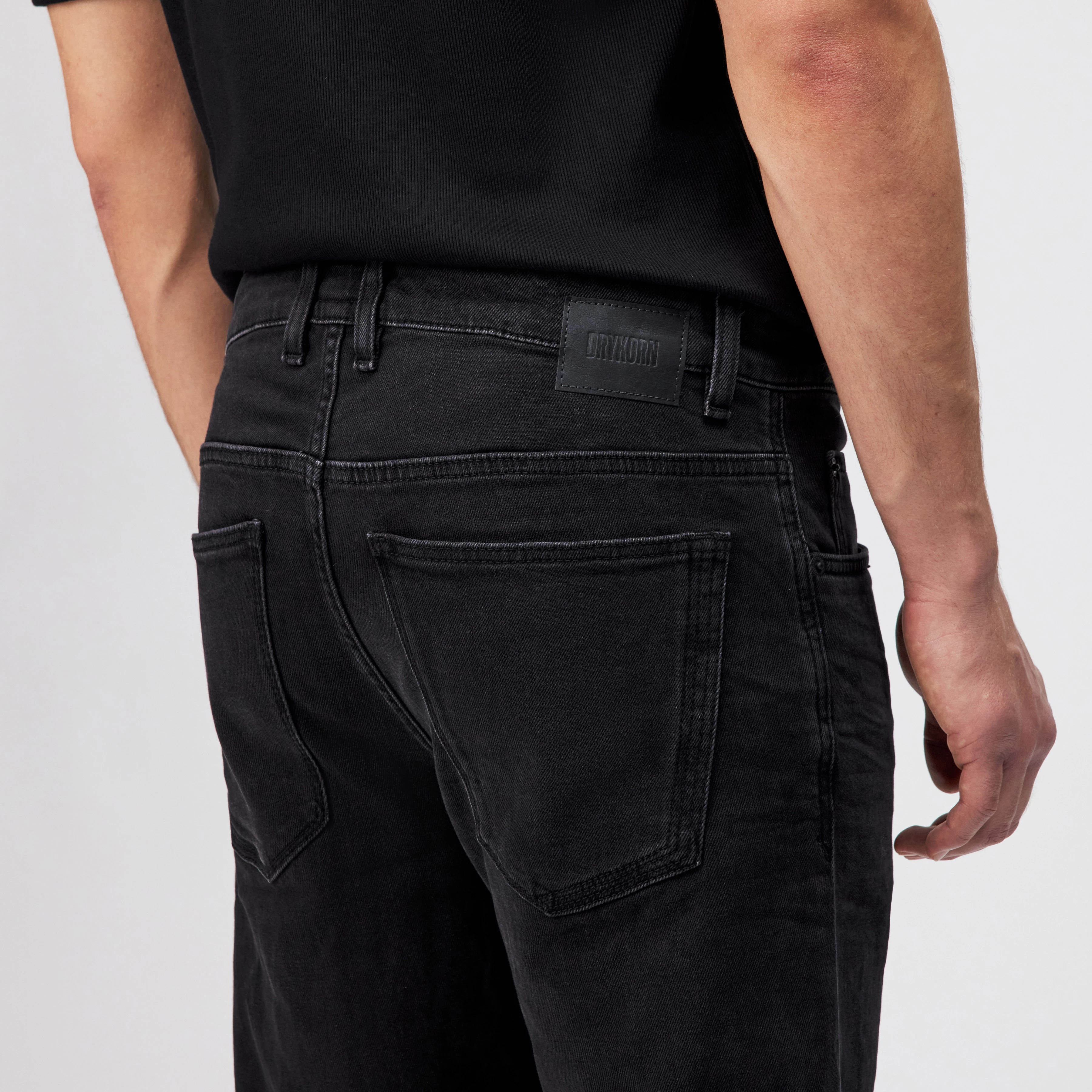 HIGHT_2 - Relaxed fit jeans in dark denim wash - men - grey - Detailansicht am Model