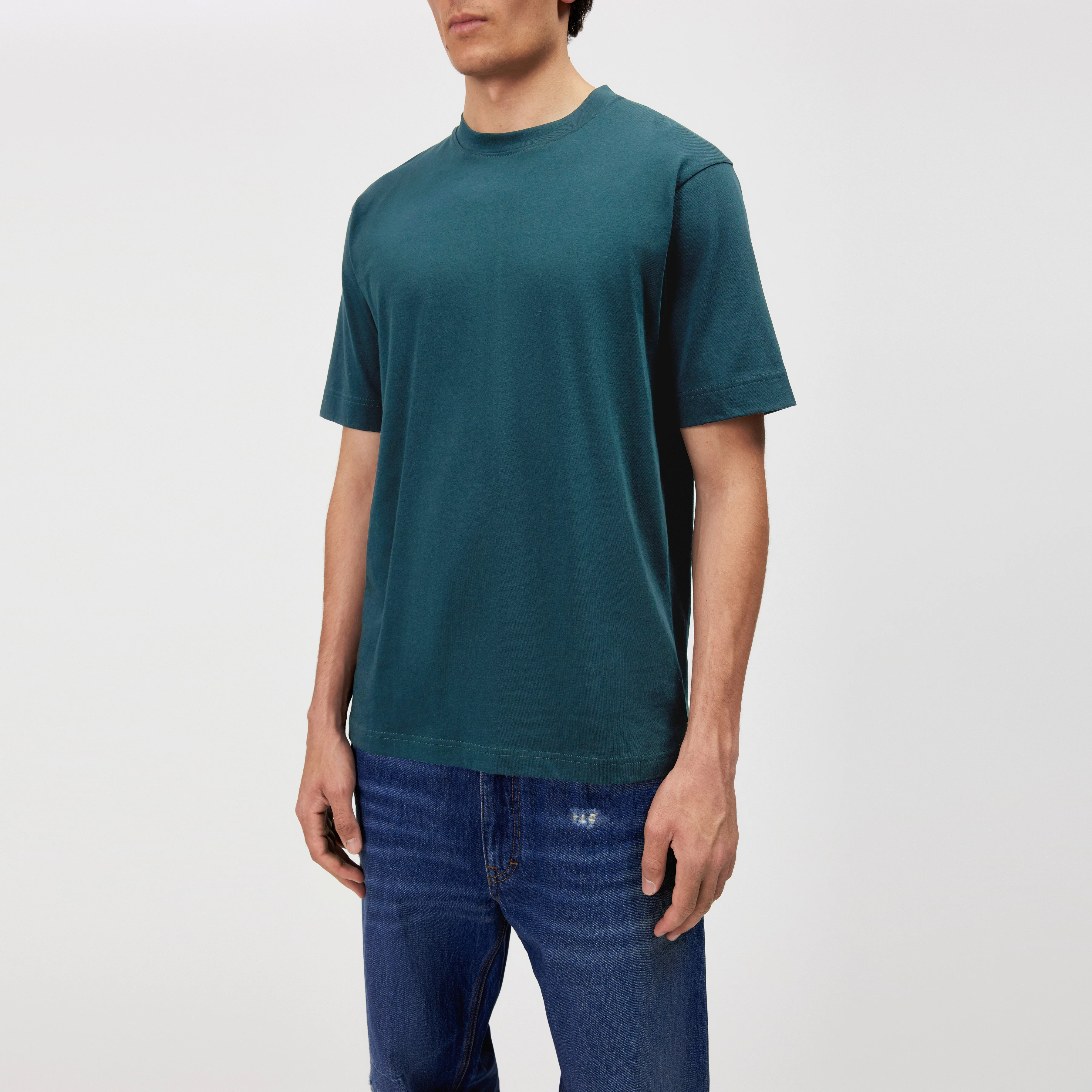 RAPHAEL - T-shirt in pure cotton - men - green - Detailansicht am Model