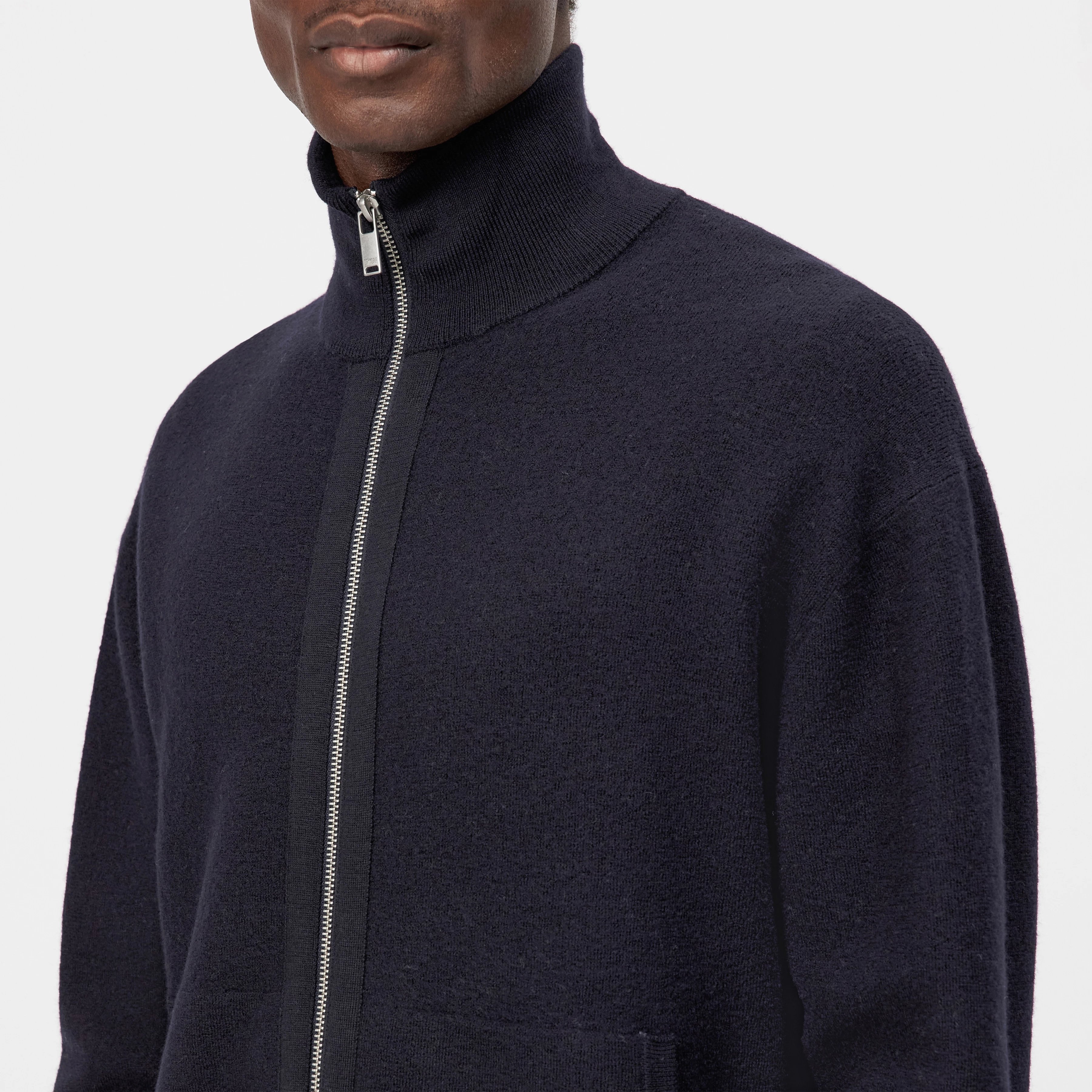 JANOR - Strick-Jacke in Merinowolle - Herren - blau - Detailansicht am Model