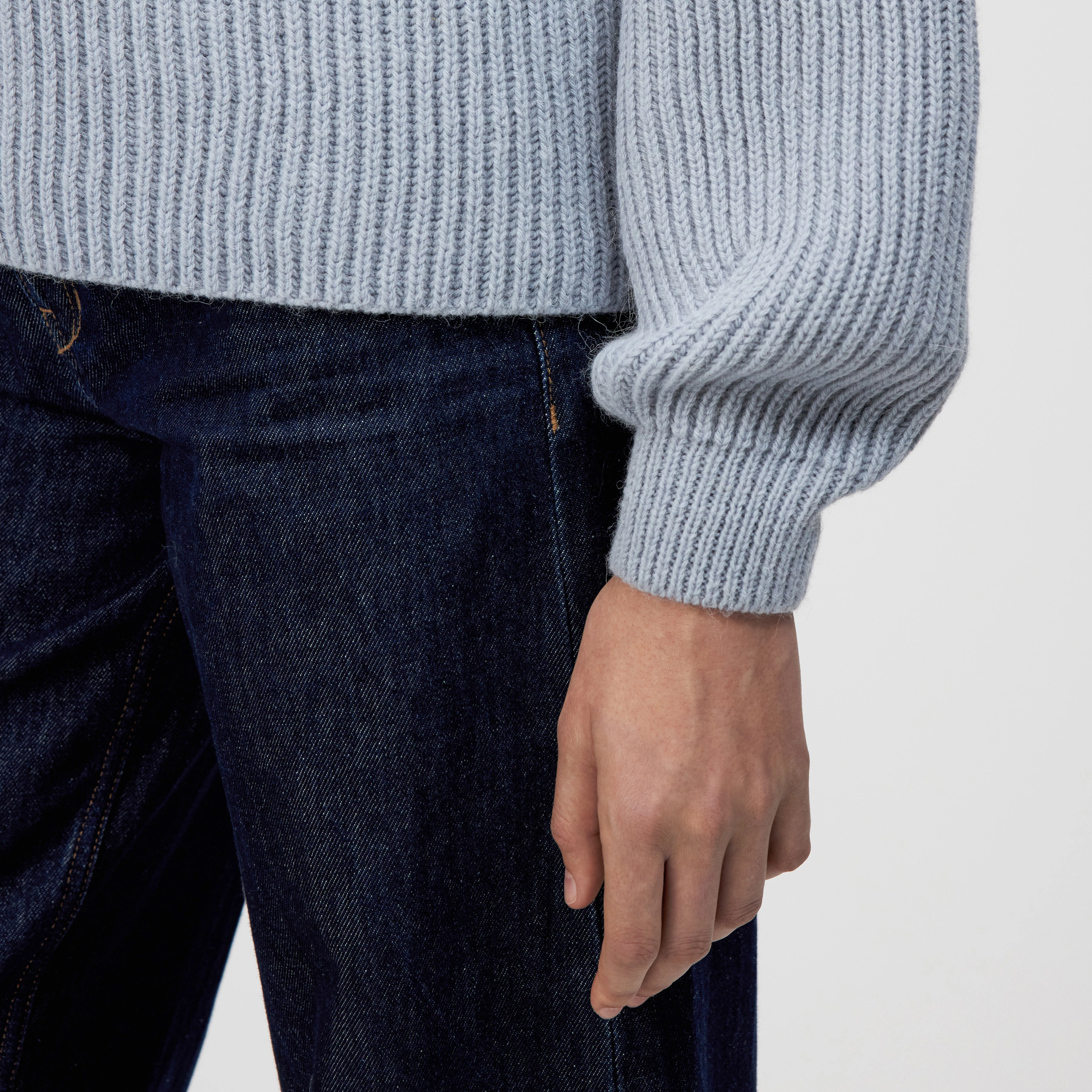 KIMONI - Sweater with balloon sleeves in wool and alpaca blend - women - blue - Detailansicht am Model