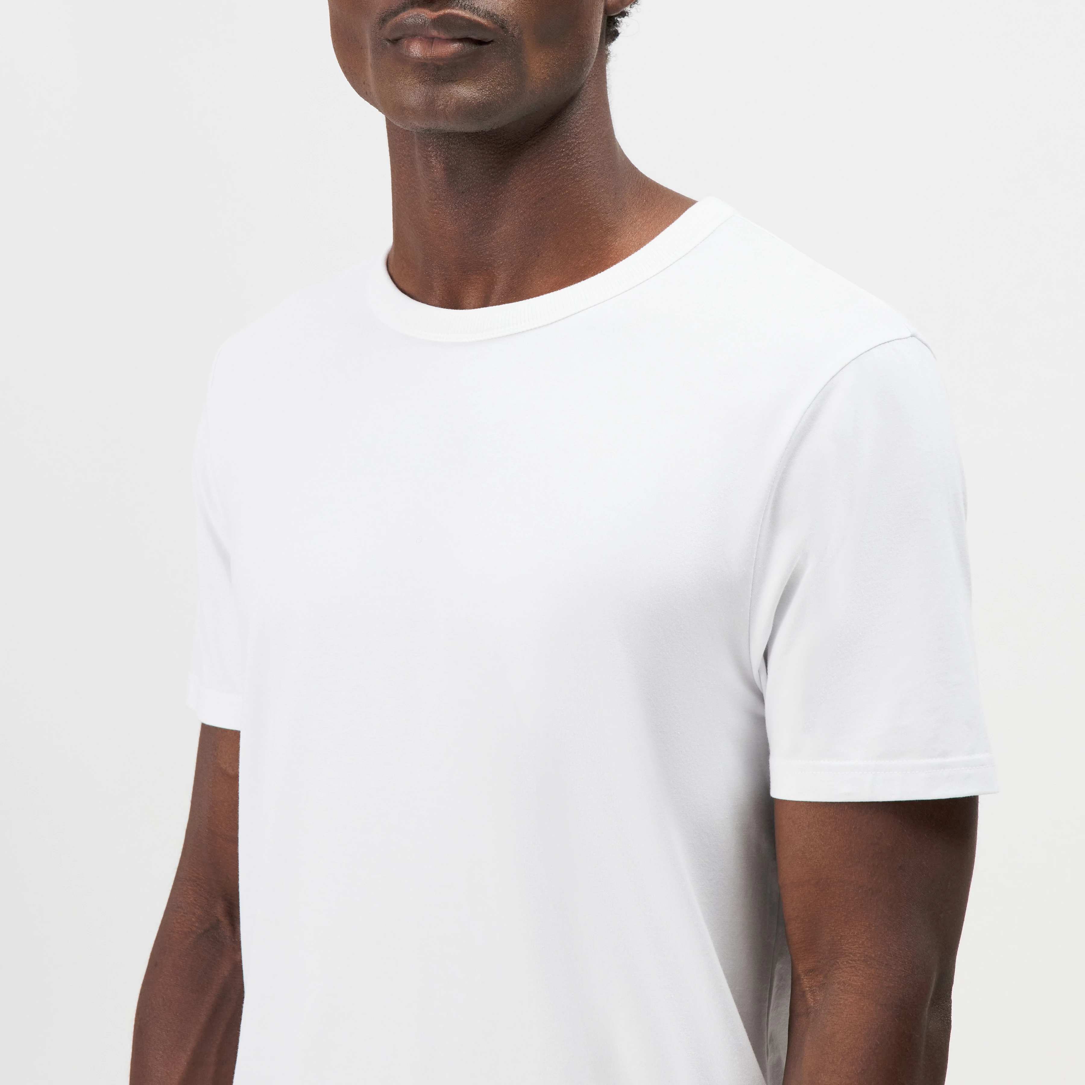 JULIENO - T-shirt in lightweight jersey - men - white - Detailansicht am Model