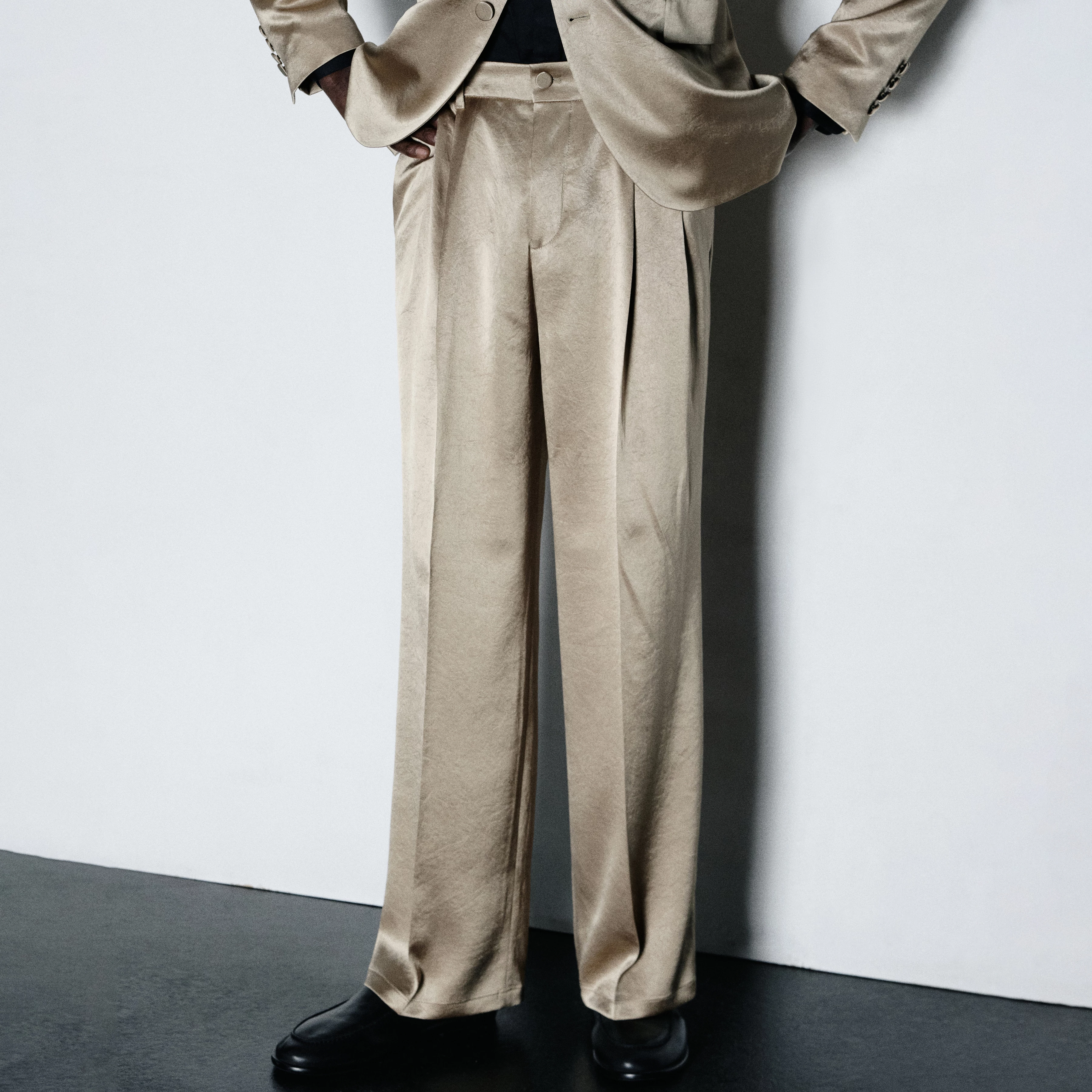 LEEK_WIDE - Relaxed fit bukser med læg i satin - men - brun