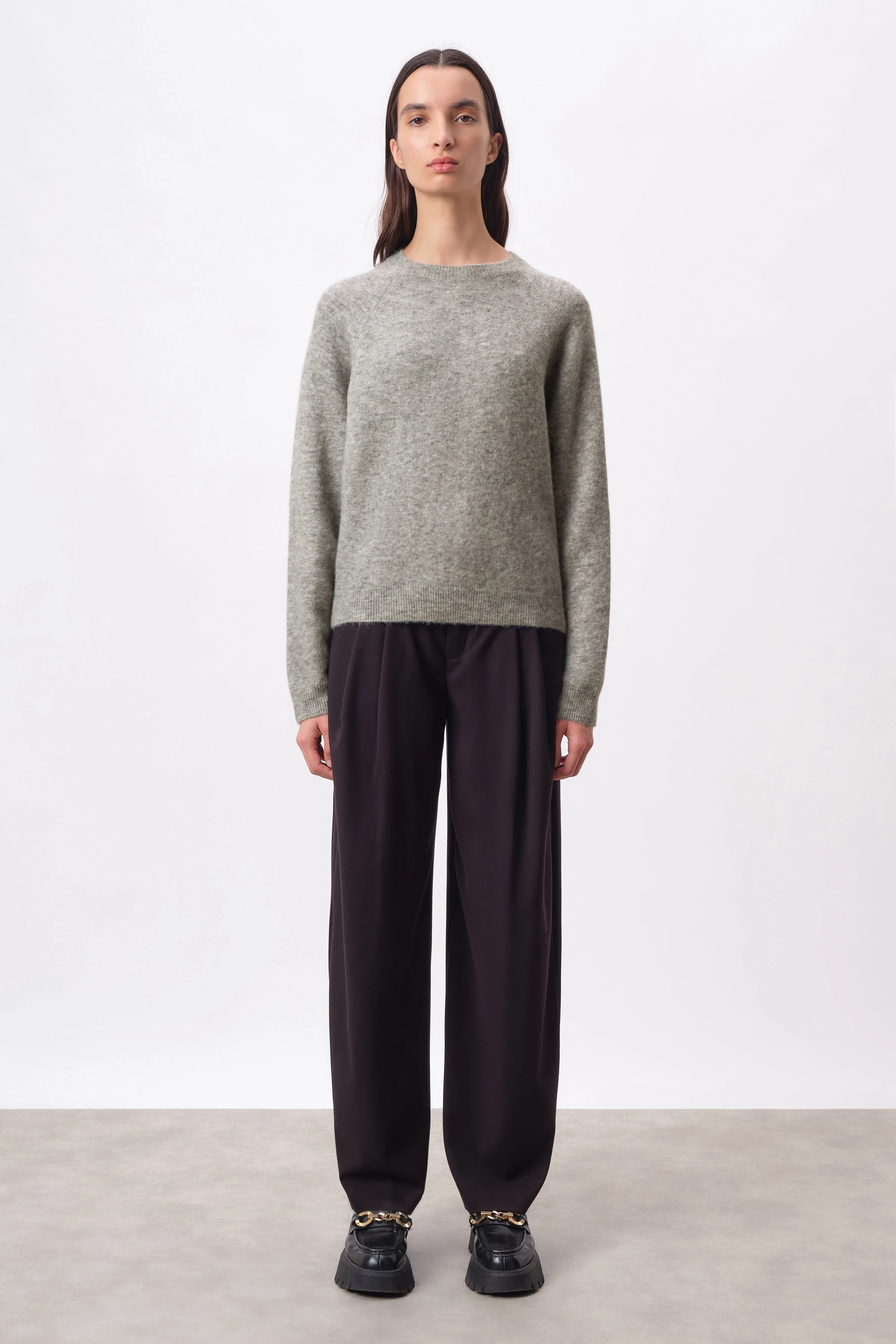 PEMIRI - egg-shape jumper with raglan sleeves in alpaca mix - women - grey - Ganzkörper-Frontansicht
