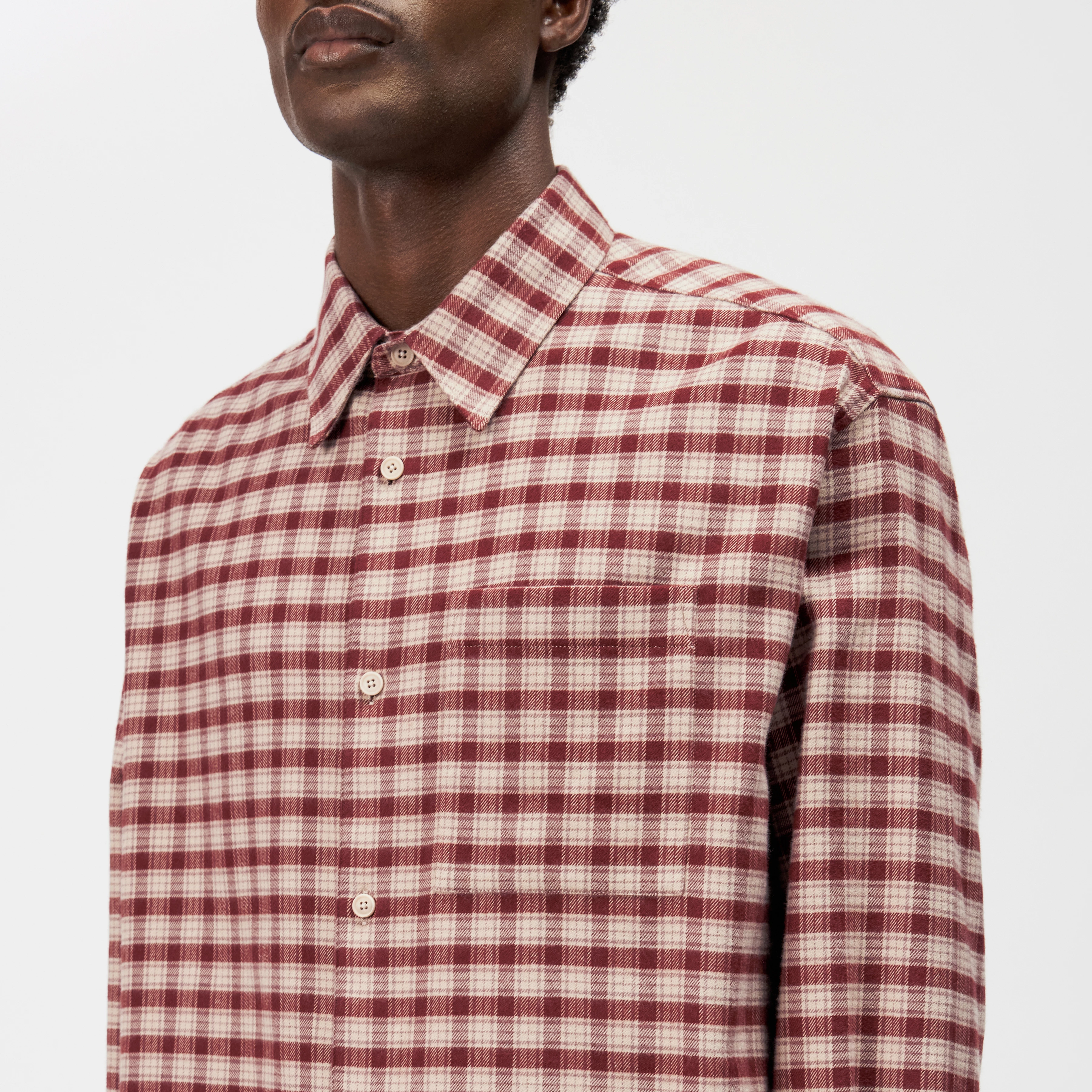 BAUNT - Regular Fit Cotton-blend Shirt - men - red - Detailansicht am Model