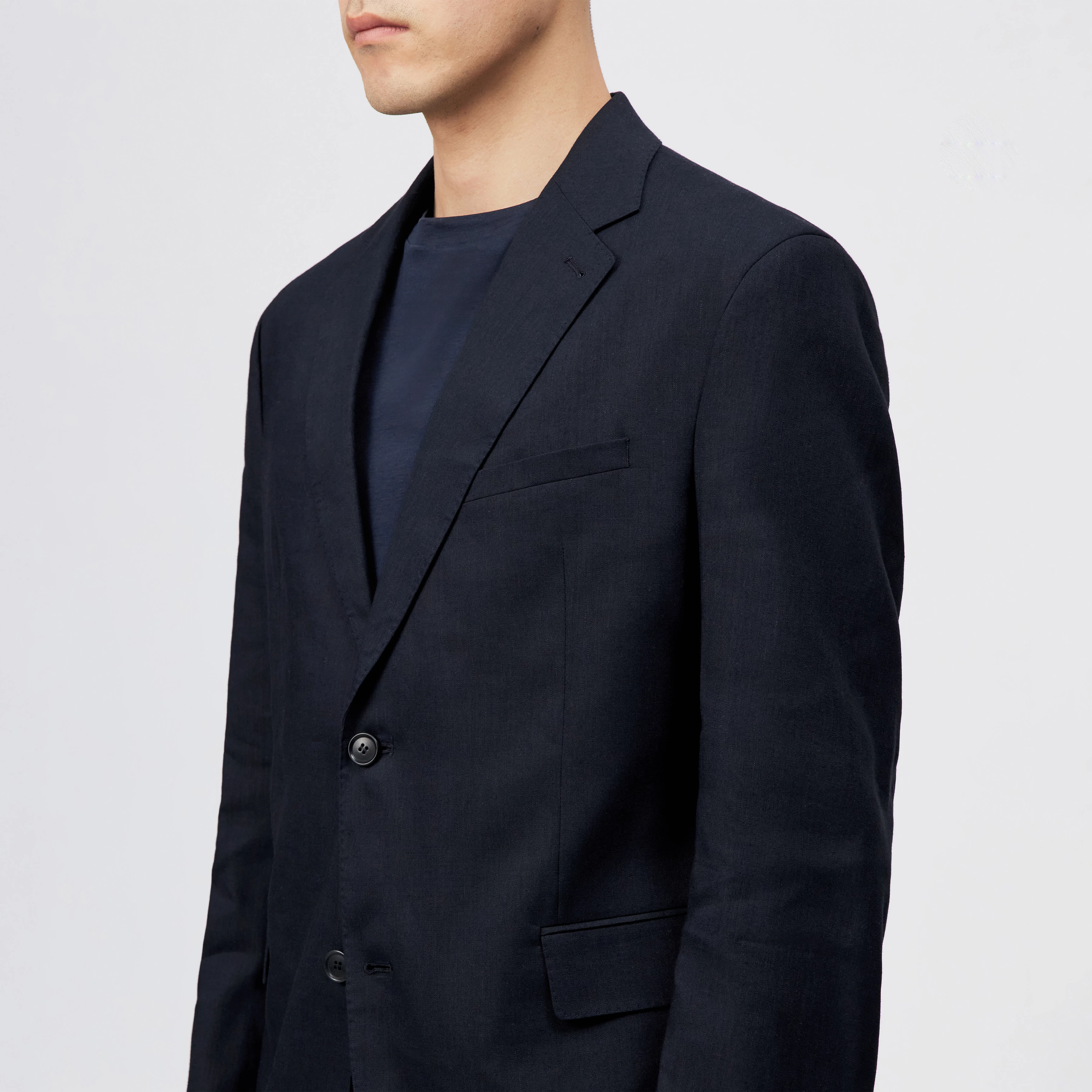 YAMES - Single-breasted jacket in linen blend - men - blue - Detailansicht am Model