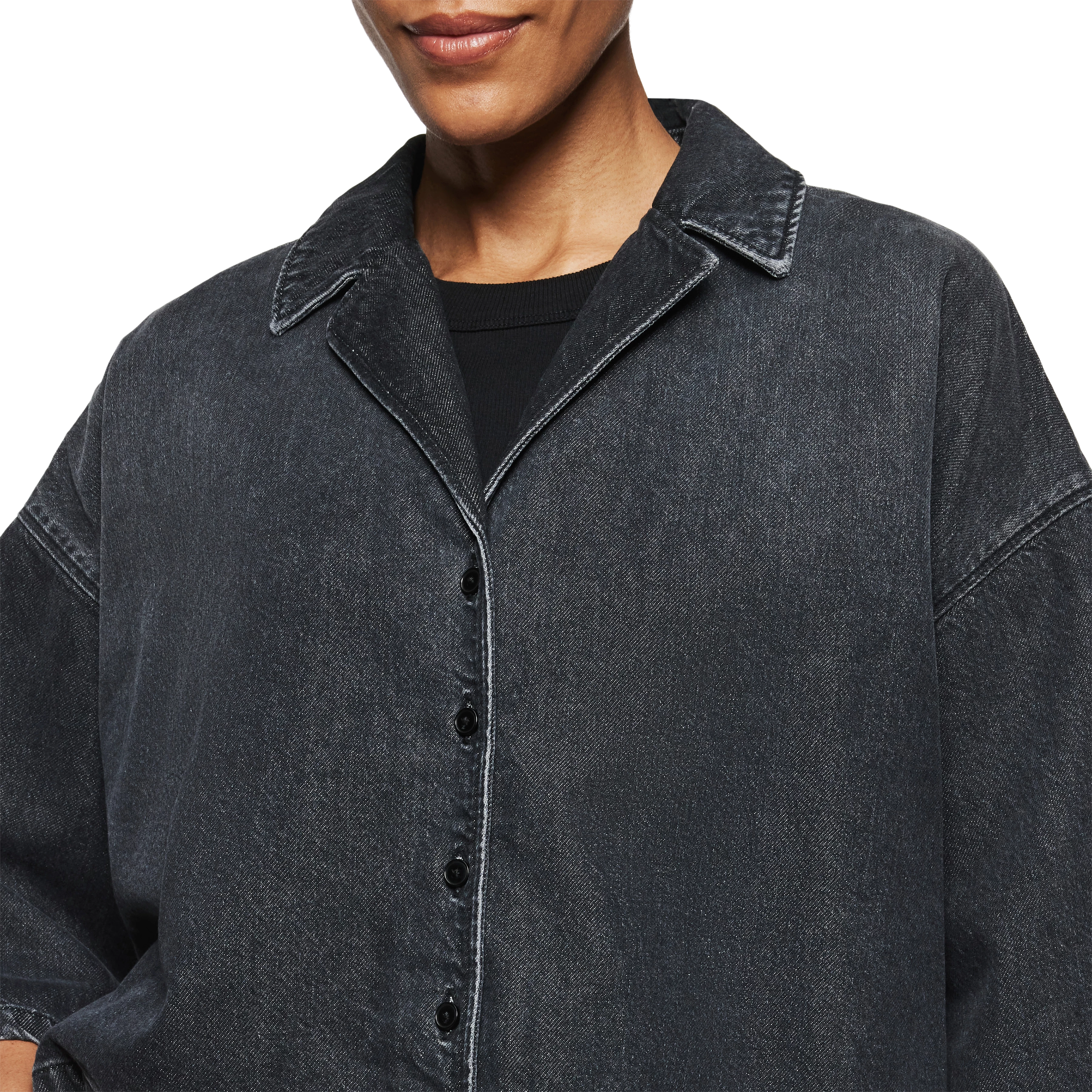 EMBUNA - Verkürzte Hemdbluse in Grey Denim - Damen - schwarz - Detailansicht am Model