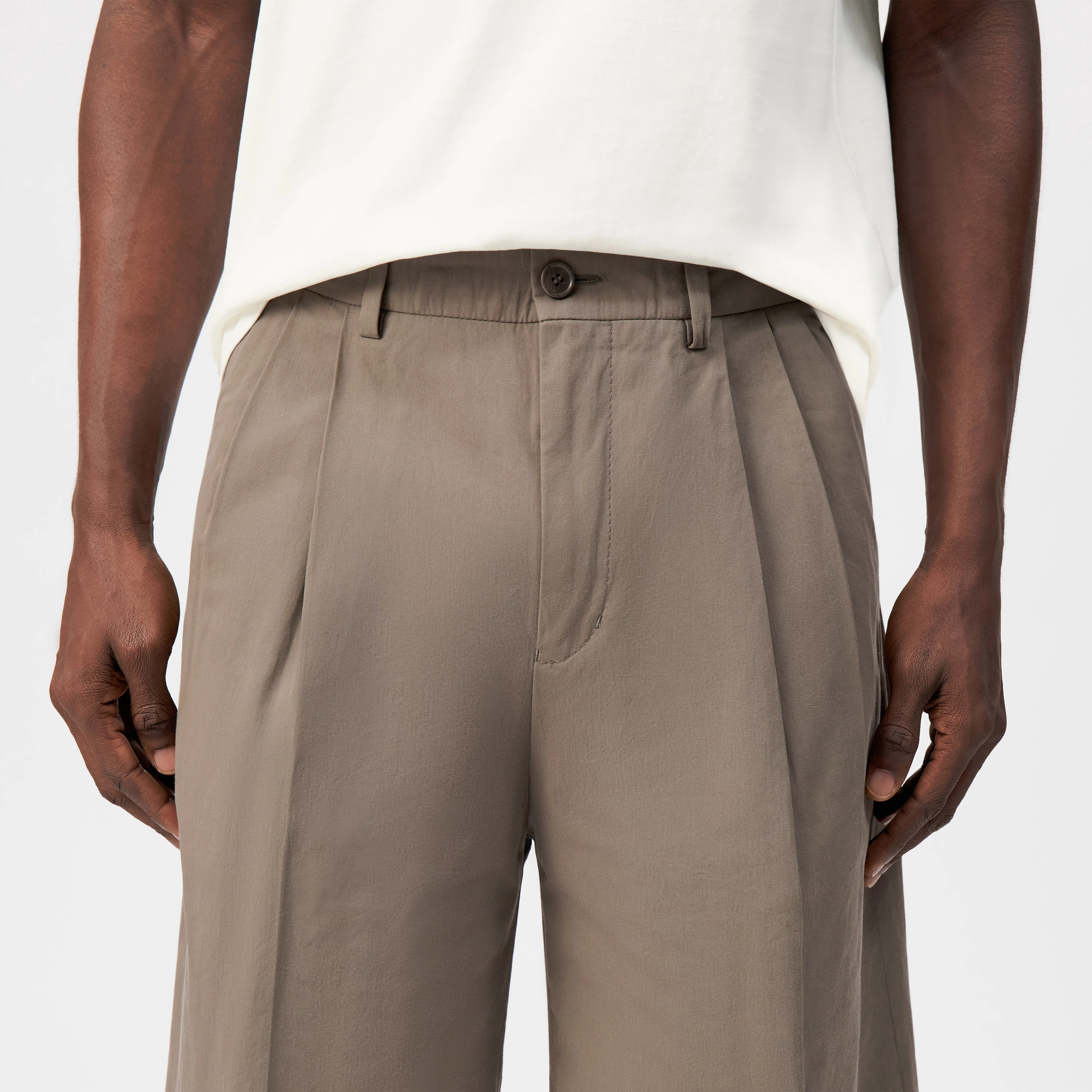 ROCABO - Bundfalten Short in Baumwoll-Twill - Herren - braun - Detailansicht am Model