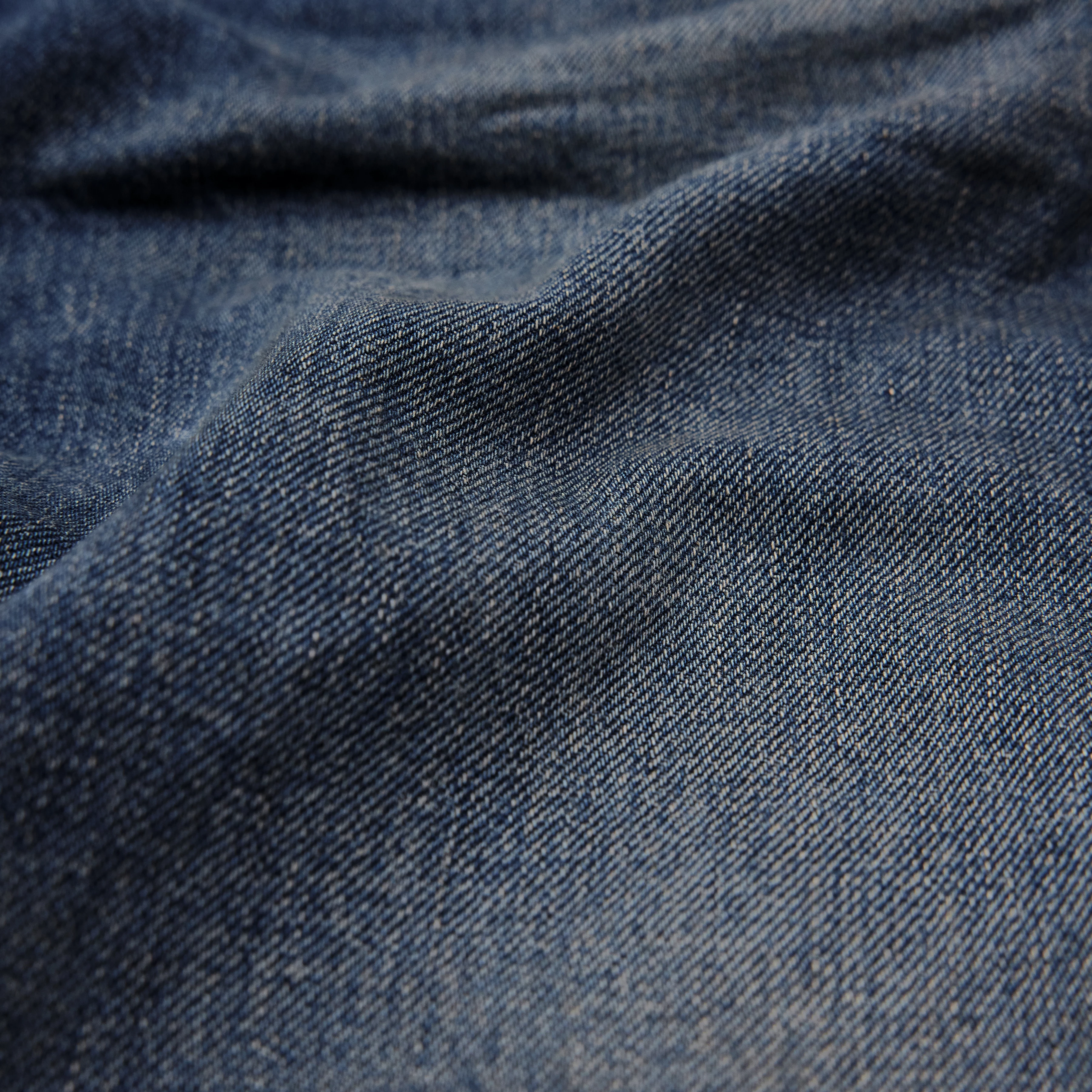 LOWDY - Jeans mit weitem Beinverlauf in Mid-Blue Denim - Herren - blau - Materialbild (B2C)