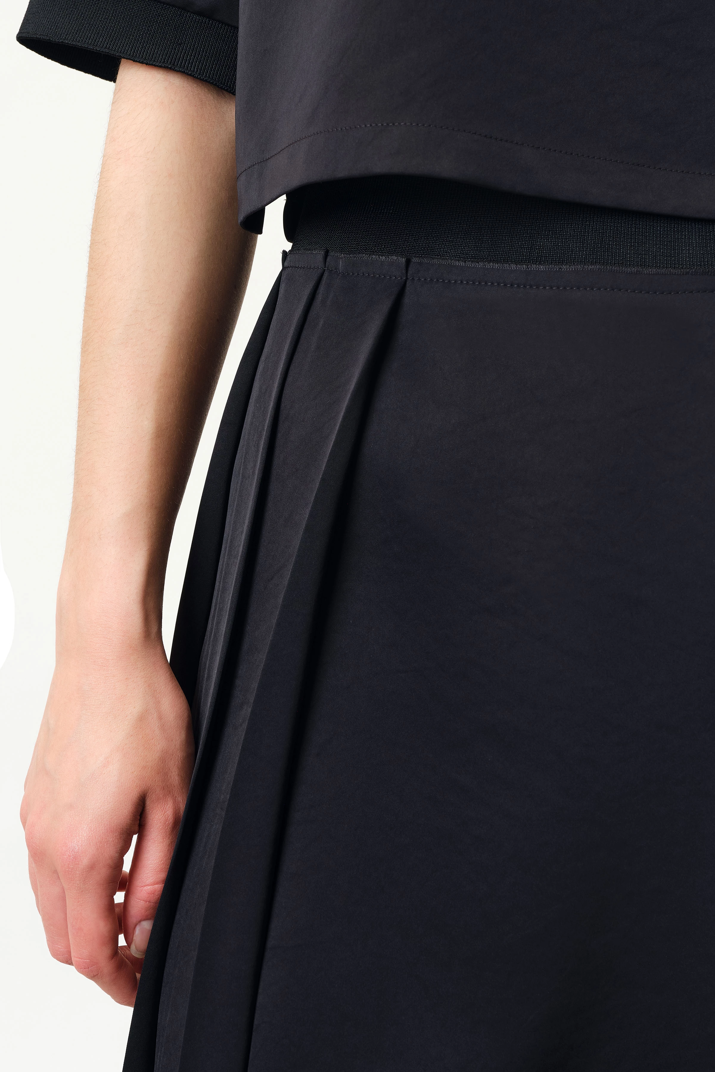 MITANA - Midirock mit Falten in luxuriösem Satin - Damen - schwarz - Seitenansicht