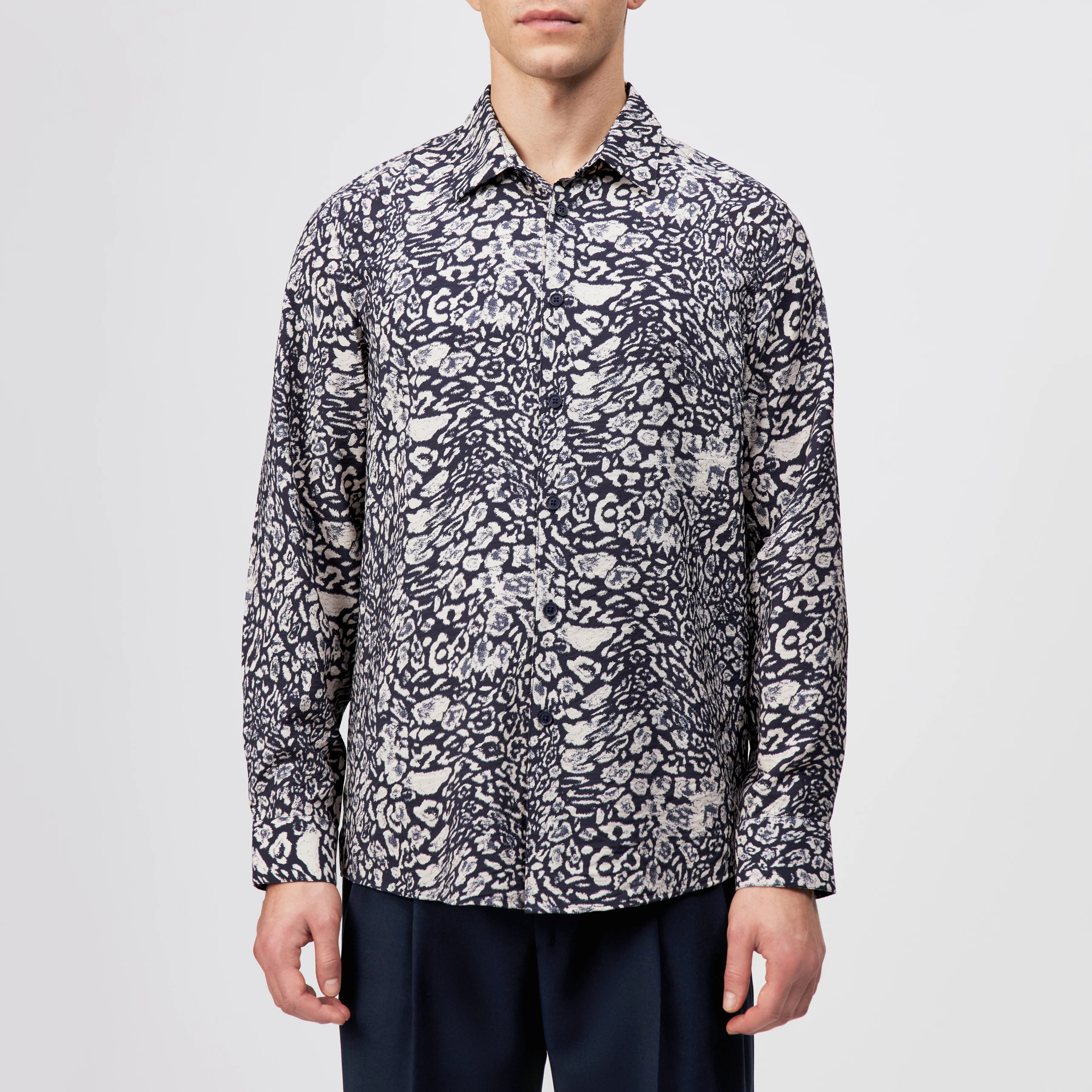 RAMIS - Regular fit leopard print twill shirt - men - blue - Frontansicht